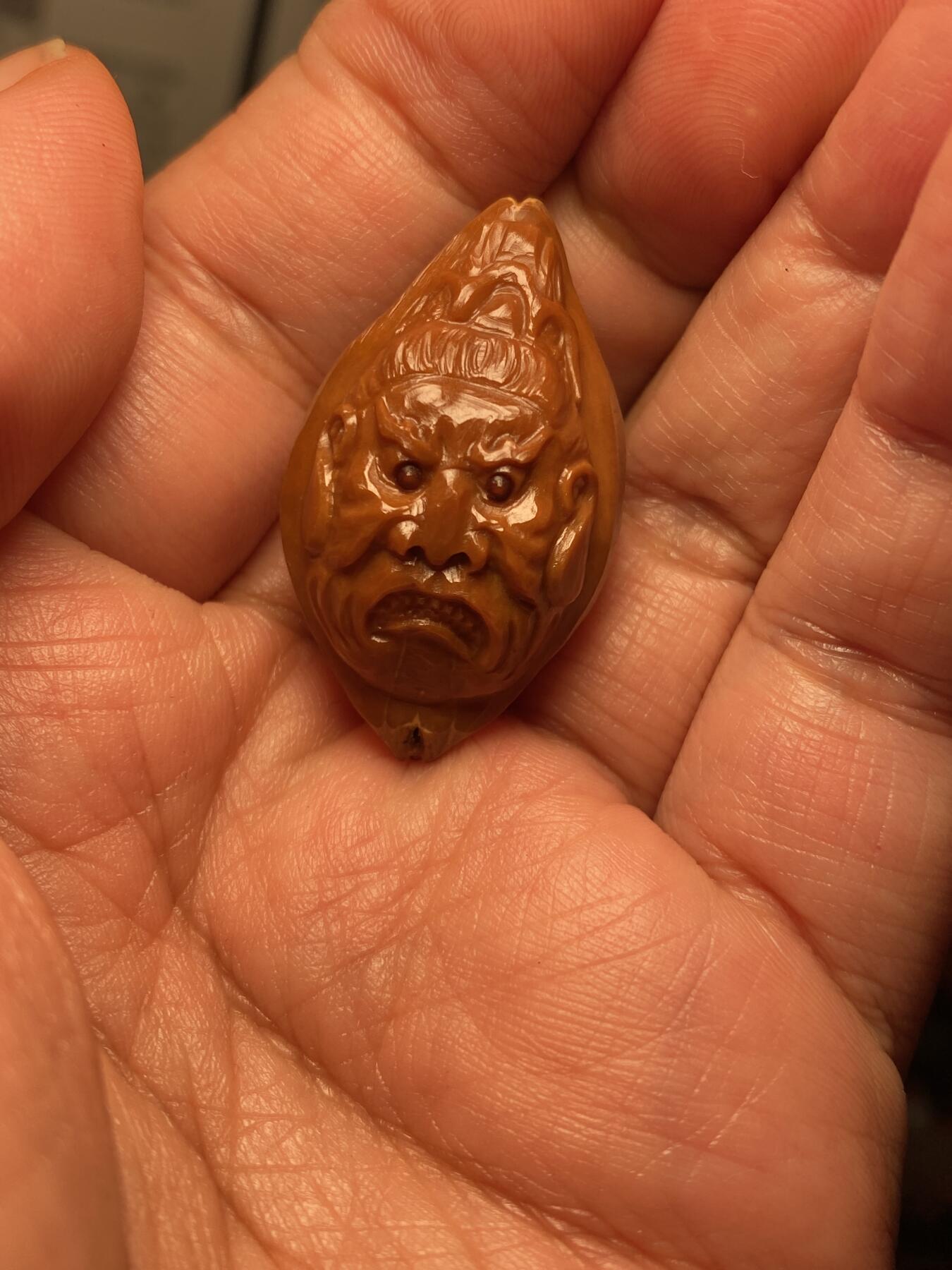 中国非物质文化遗产，苏工核雕 福利苏工核雕，纯手工雕刻，老苏工门神，个性十足，等待有缘人，市场无同款，尺寸2。2x3.7喜欢的来