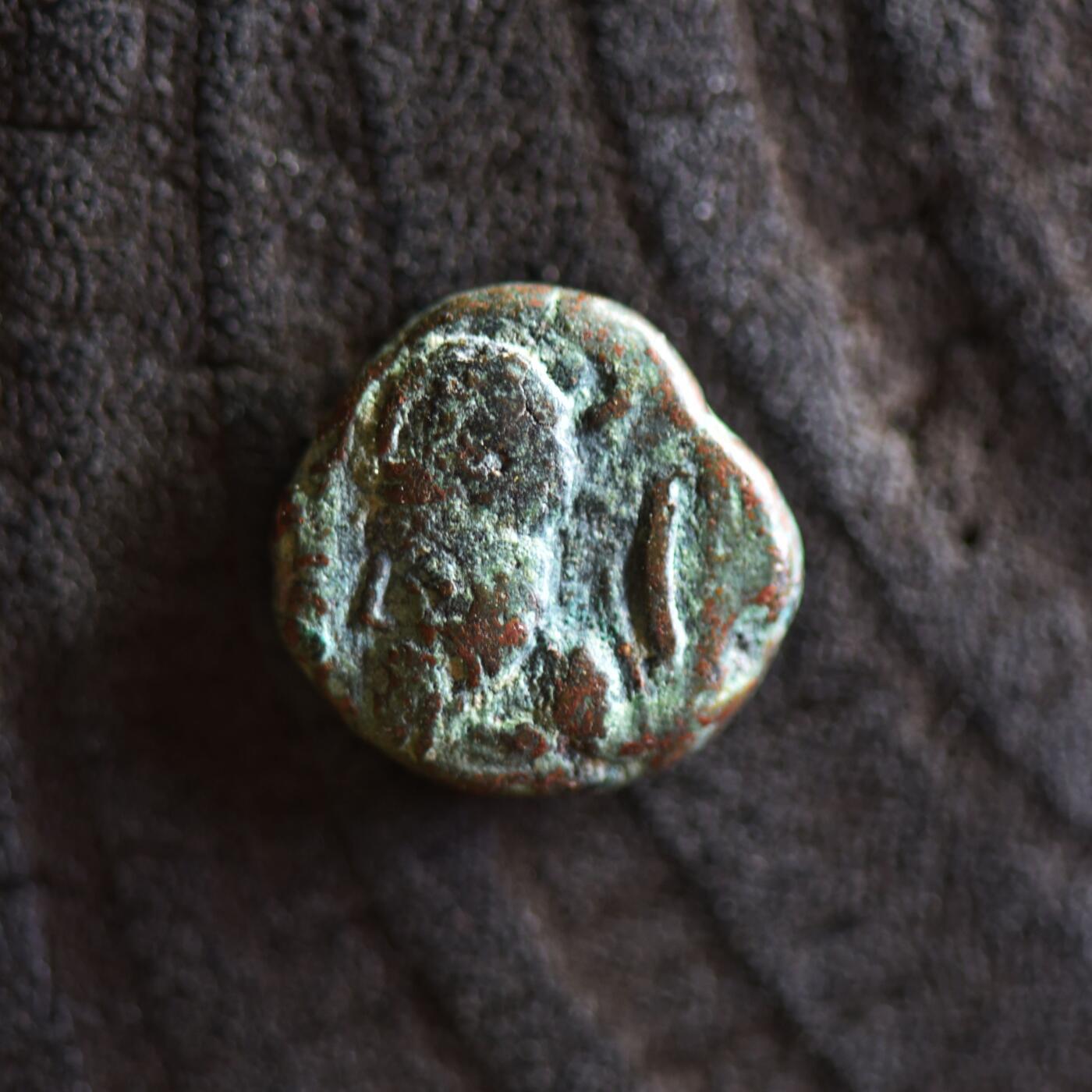 【良泉】【2025年最后一场】12月18日晚19.30点开拍！188组【直播场】西方古代钱币、丝路杂项、印章！ 【藏家出品A】公元1-2世纪埃兰王国的弗拉特斯打制，背面带有特殊符号。一德拉克马铜币，3.22克