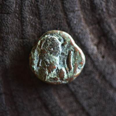 【良泉】【2025年最后一场】12月18日晚19.30点开拍！188组【直播场】西方古代钱币、丝路杂项、印章！ - 【藏家出品A】公元1-2世纪埃兰王国的弗拉特斯打制，背面带有特殊符号。一德拉克马铜币，3.22克
