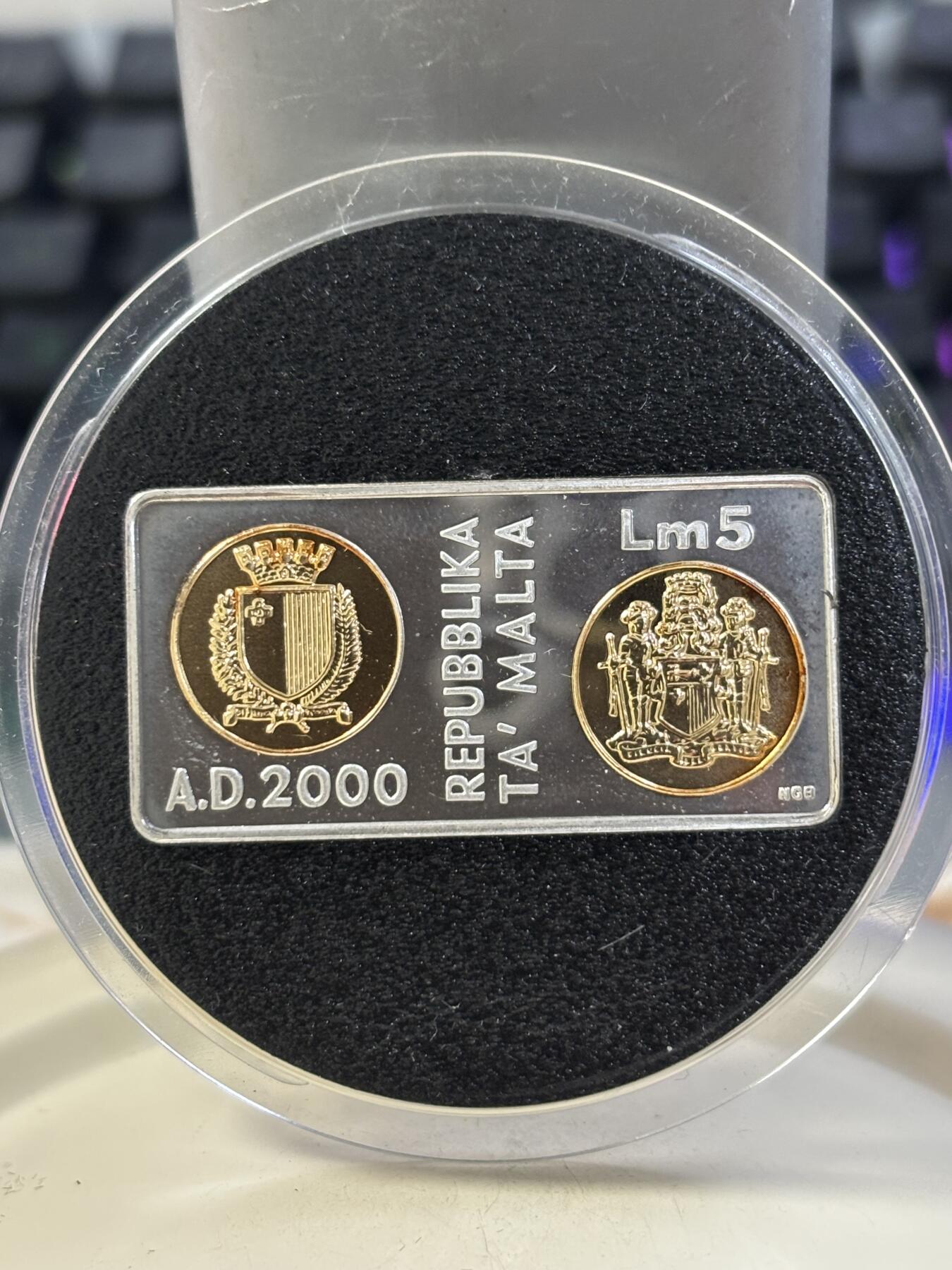 第184期拍卖 马耳他2000年千禧年系列长方形镶嵌币中币纪念银币，925银，15克，发行15000枚，有氧化