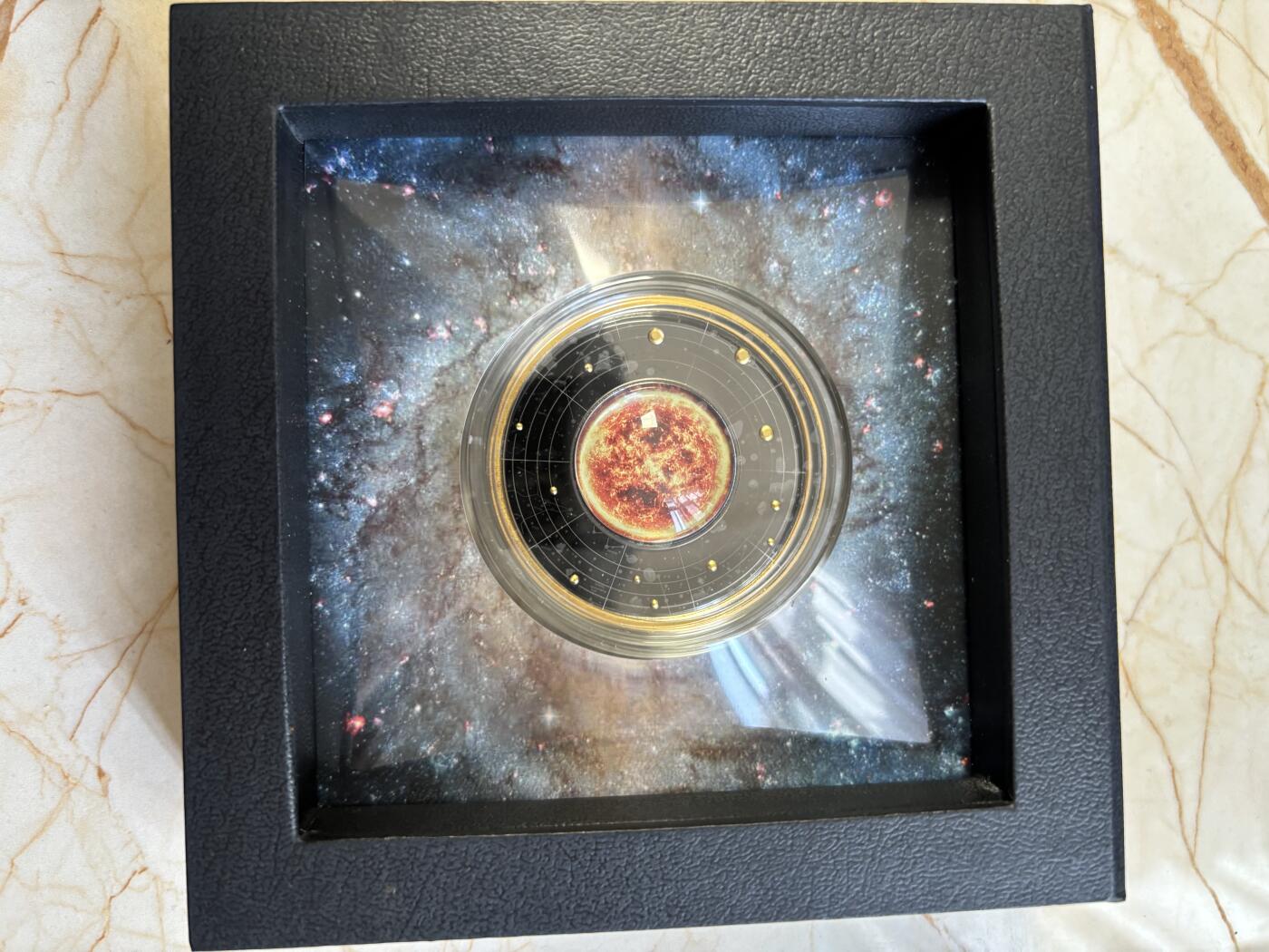 第184期拍卖 喀麦隆2021年太阳系系列太阳钌化镀金彩印纪念银币，金属:999银钌化镀金，重量:17.5克，直径:50毫米，发行：555枚