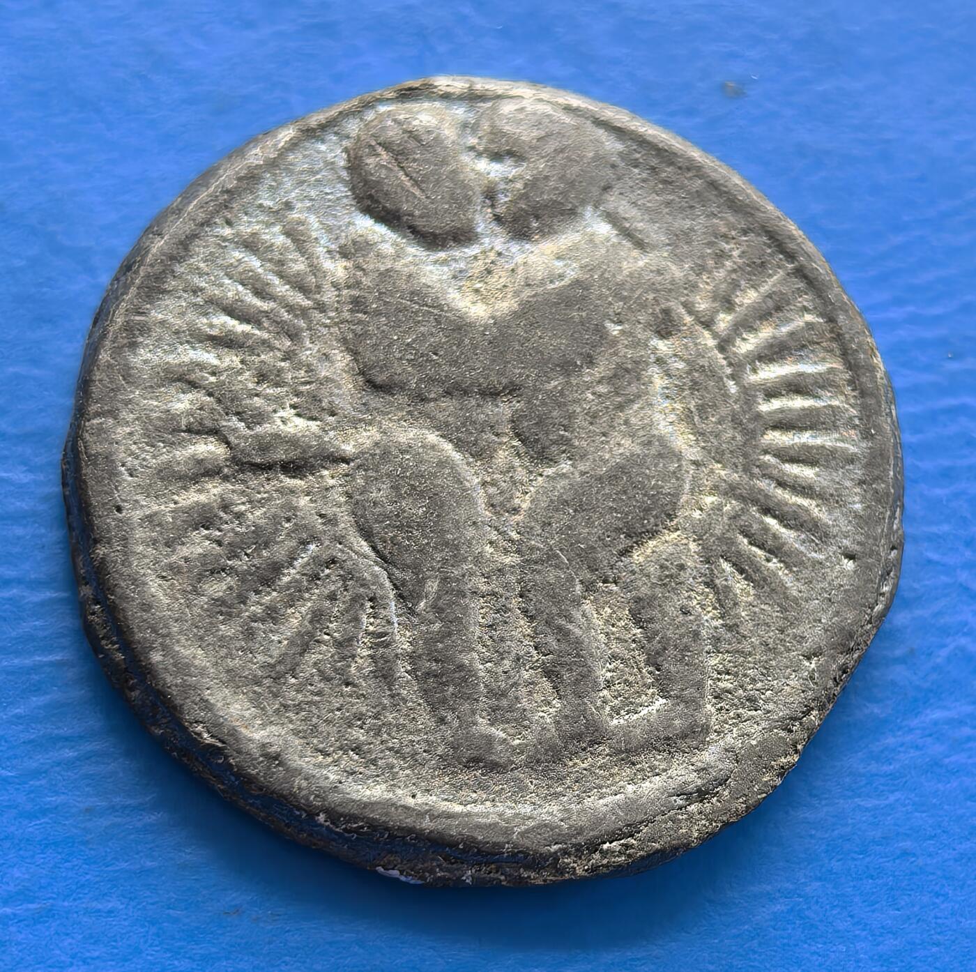 外国优质老铜币银币，周六九点倒数截拍，满百包邮，可寄存半年，喜欢朋友微信扫描二维码可直接参拍