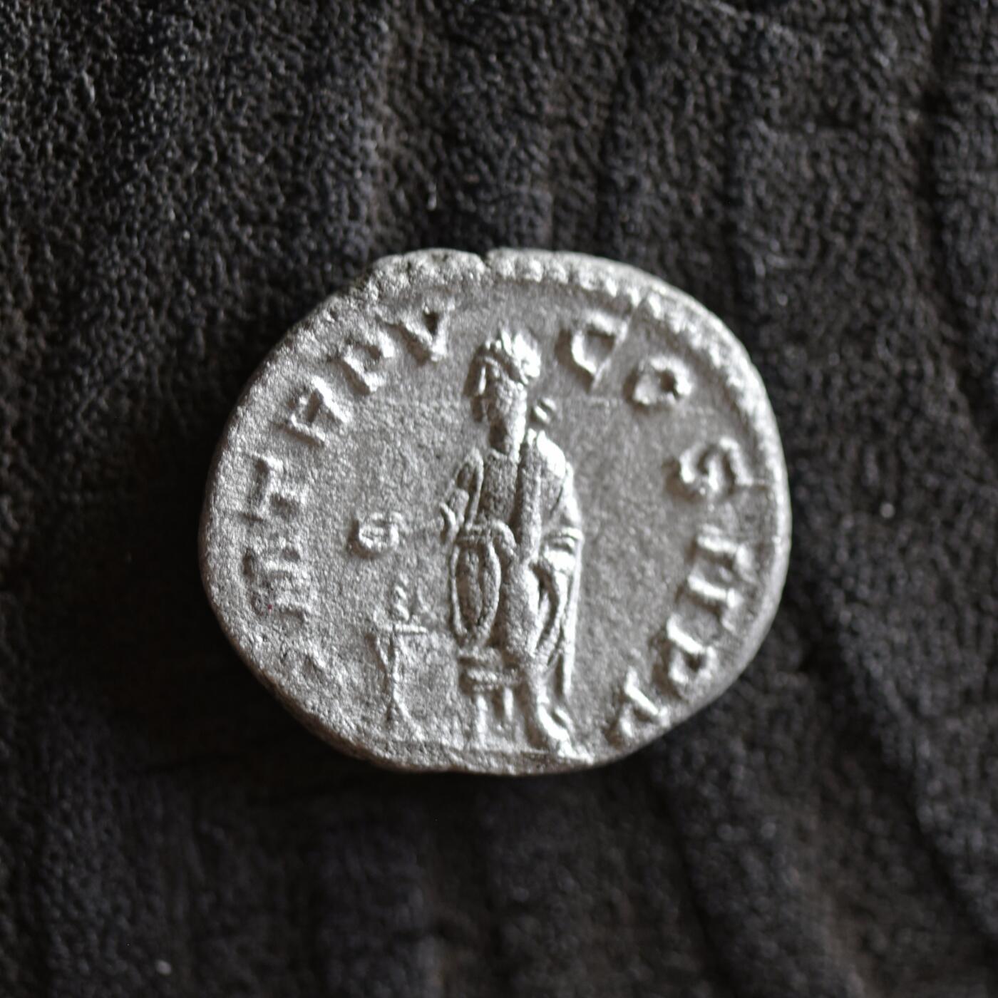 【良泉】【2025年最后一场】12月18日晚19.30点开拍！188组【直播场】西方古代钱币、丝路杂项、印章！ 【发丝清晰】公元226年【古罗马】青年头像版（16岁）塞维鲁·亚历山大，背塞维鲁·亚历山大在祭坛上献祭，第纳尔银币，2.25克