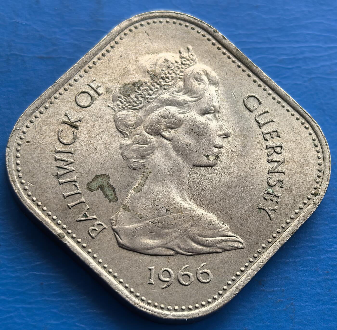 外国优质老铜币银币，周六九点倒数截拍，满百包邮，可寄存半年，喜欢朋友微信扫描二维码可直接参拍 根西1966年10先令纪念币