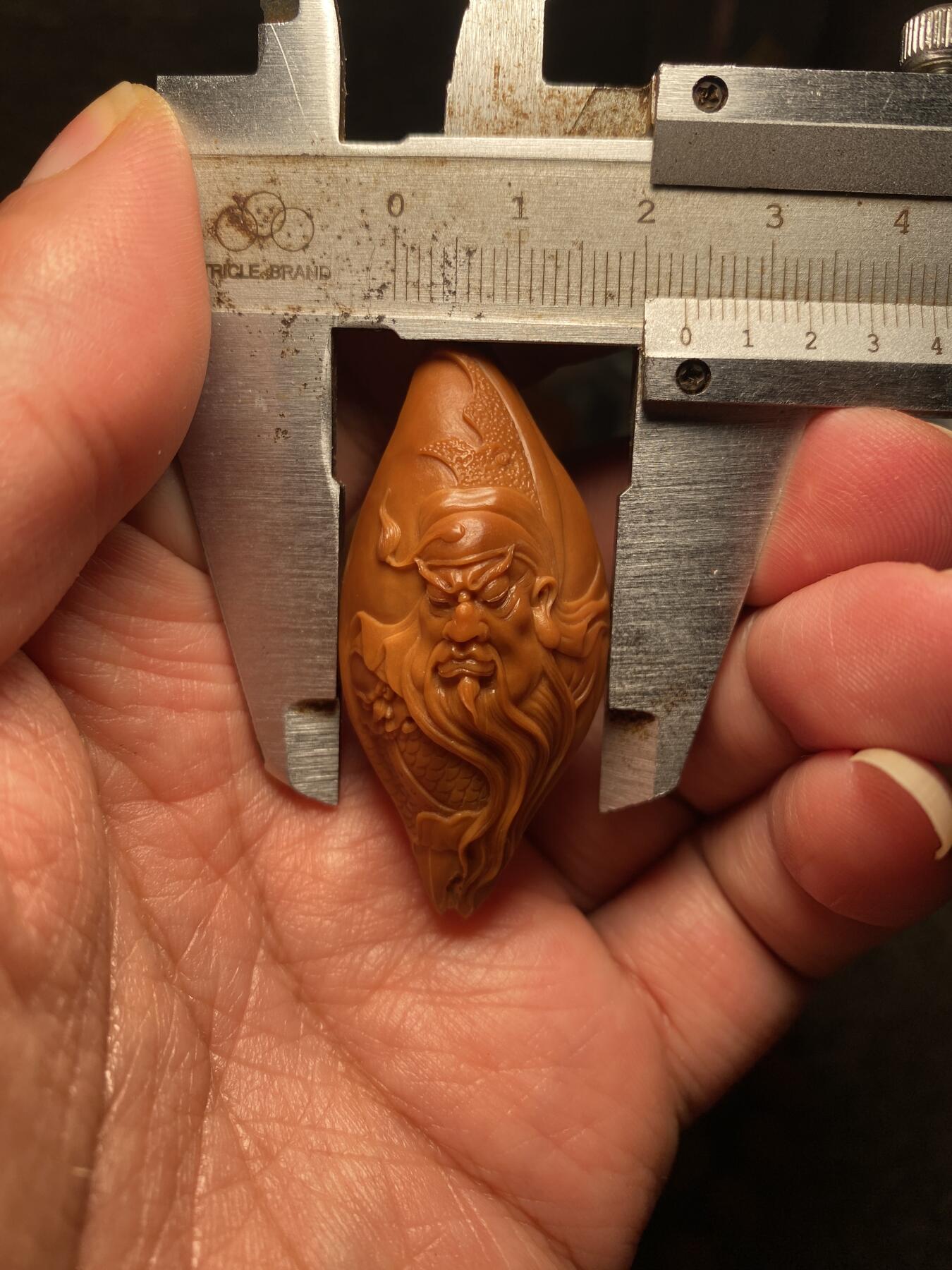 中国非物质文化遗产，苏工核雕 福利苏工核雕，纯手工雕刻，老苏工精品关二哥，个性十足，等待有缘人尺寸2。35x5.2喜欢的来