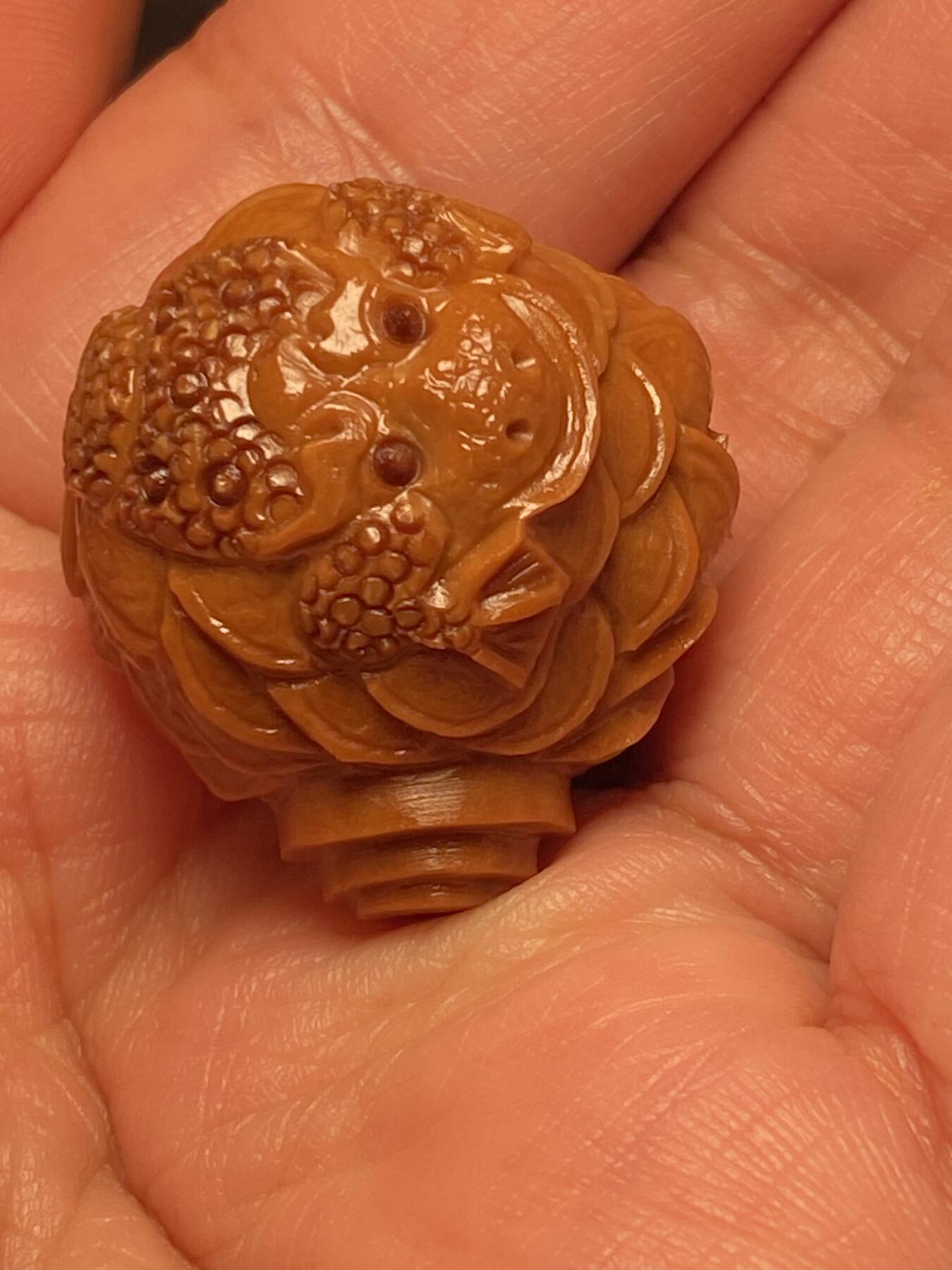 中国非物质文化遗产，苏工核雕 福利苏工核雕，纯手工雕刻，老苏工舟山村第一大金蟾三通，个性十足，等待有缘人，市场无同款，尺寸2。7x2.85喜欢的来