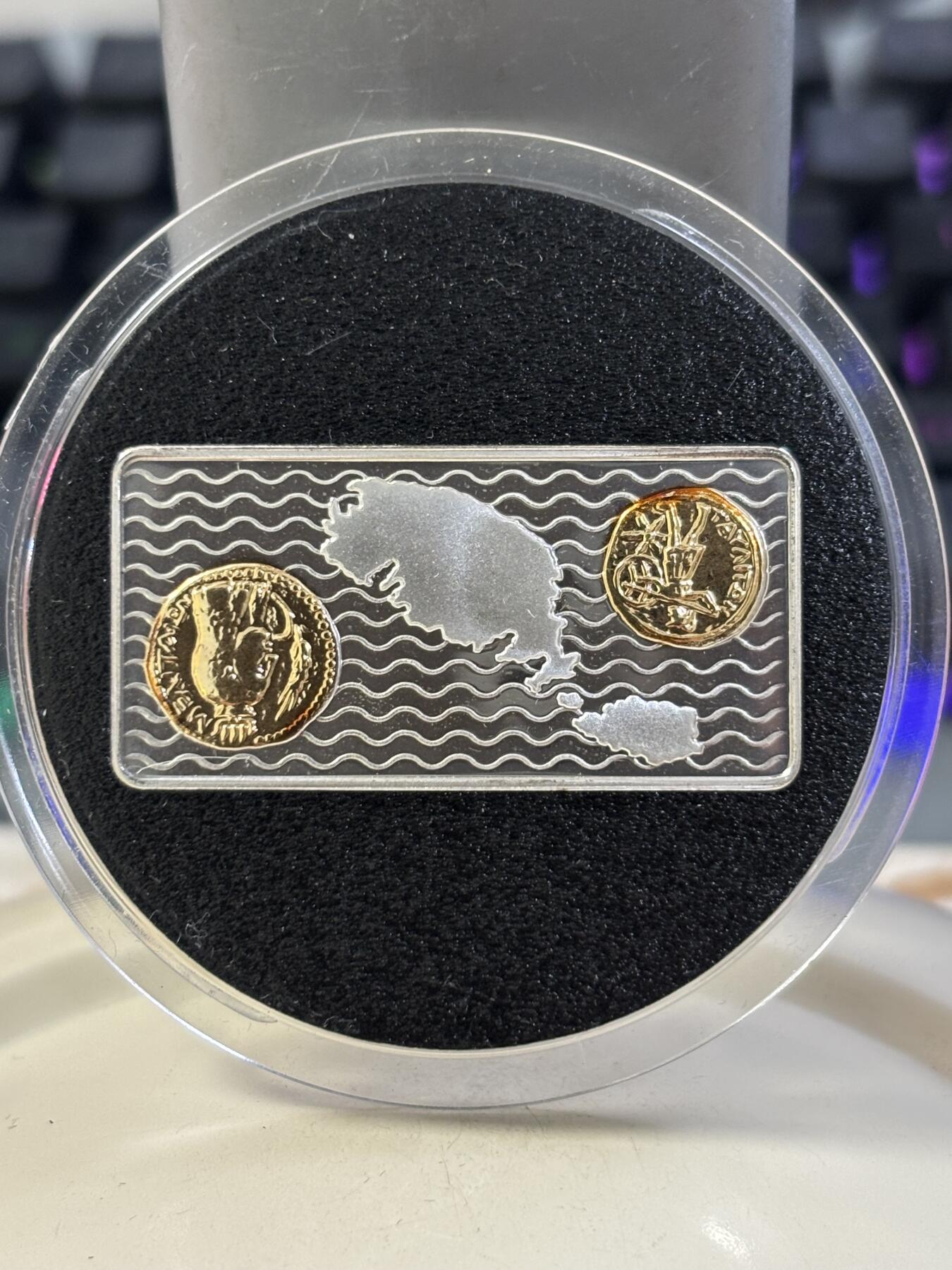 第184期拍卖 马耳他2000年千禧年系列长方形镶嵌币中币纪念银币，925银，15克，发行15000枚，有氧化