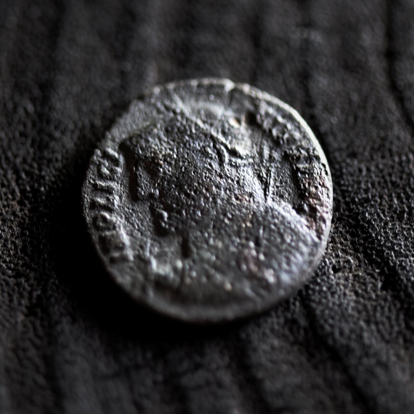 【良泉】【2025年最后一场】12月18日晚19.30点开拍！188组【直播场】西方古代钱币、丝路杂项、印章！ 公元317年【古罗马】李锡尼面左版“军塔营门”铜币，赫拉克利亚造币厂，2.77克