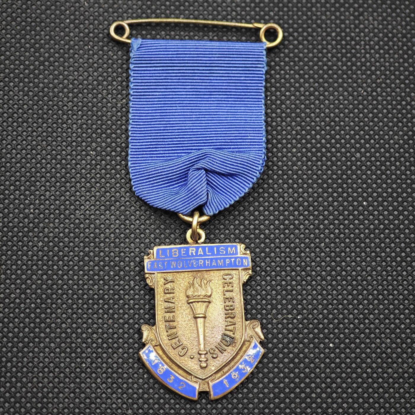 【淘币小摊】限时拍第八百一十六拍  纪念章场  满百包邮可预留两周  周一统一发货  1932年东伍尔弗汉普顿自由党百年纪念章直径28mm