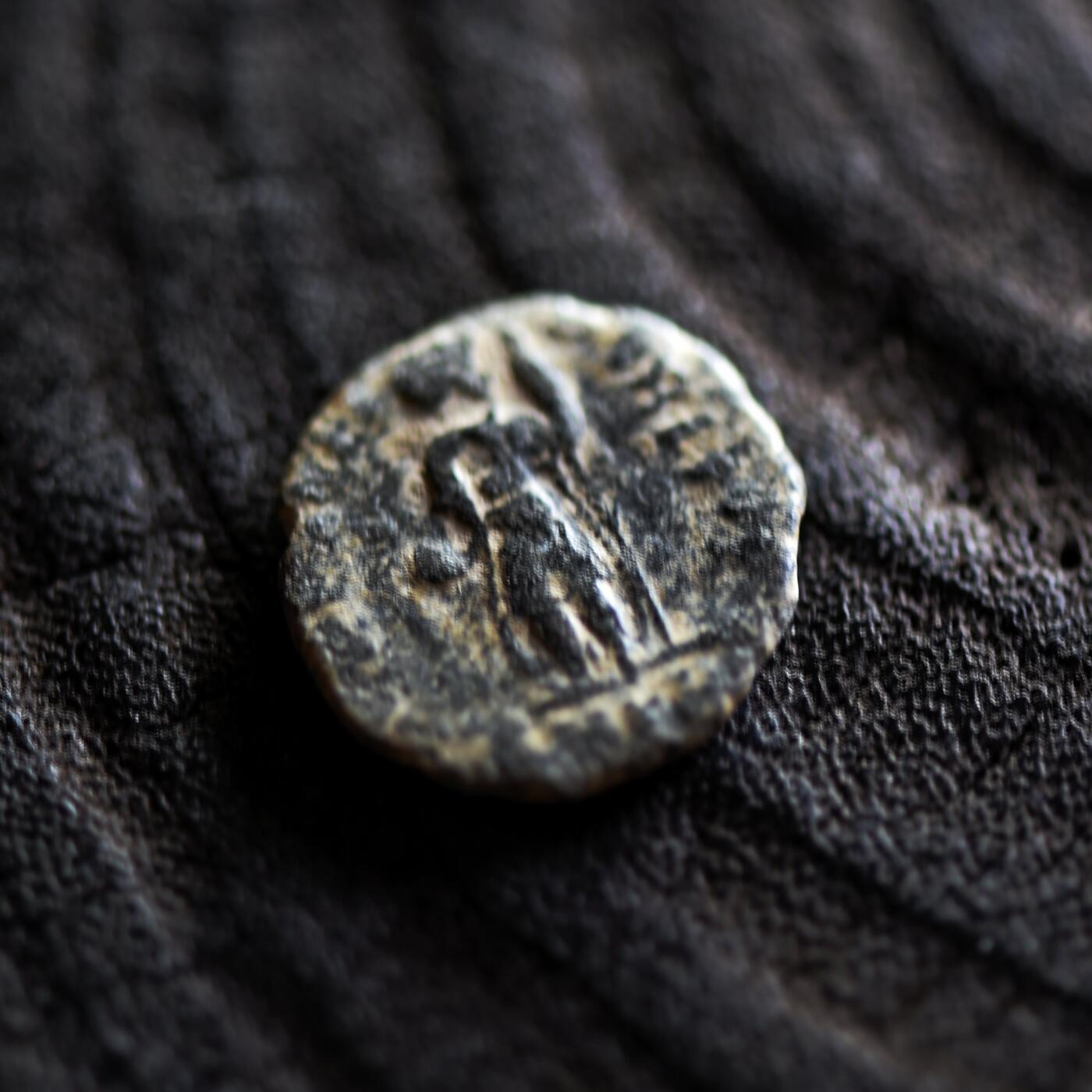 【良泉】【2025年最后一场】12月18日晚19.30点开拍！188组【直播场】西方古代钱币、丝路杂项、印章！ 【少见】公元351-355年【古罗马】君士坦提乌斯二世“皇帝站像”小铜币，1.45克