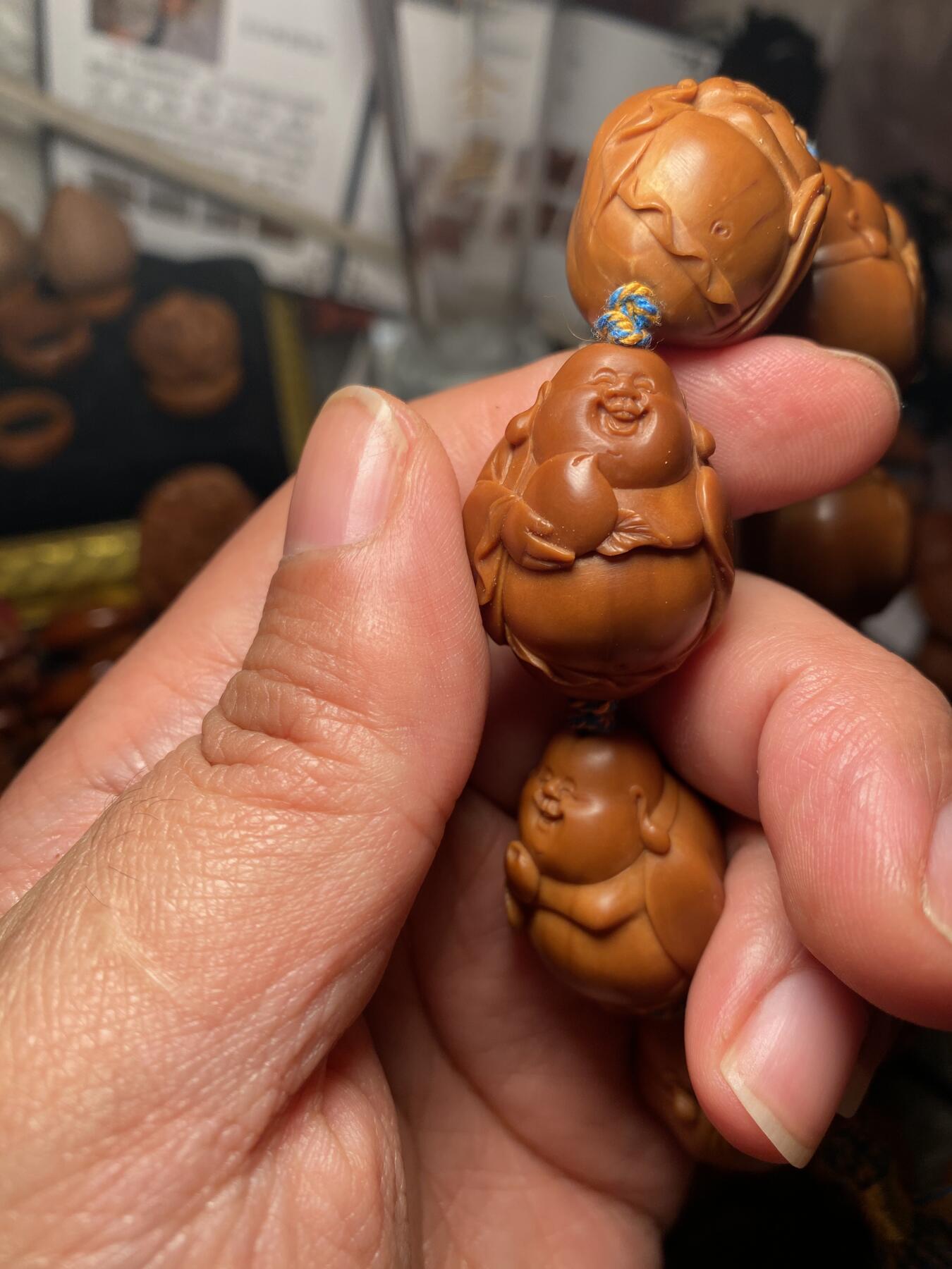 中国非物质文化遗产，苏工核雕 福利苏工核雕，纯手工雕刻，老苏工八宝弥勒，大尺寸，核质红，等待有缘人，市场无同款，尺寸2。3x2.9喜欢的来