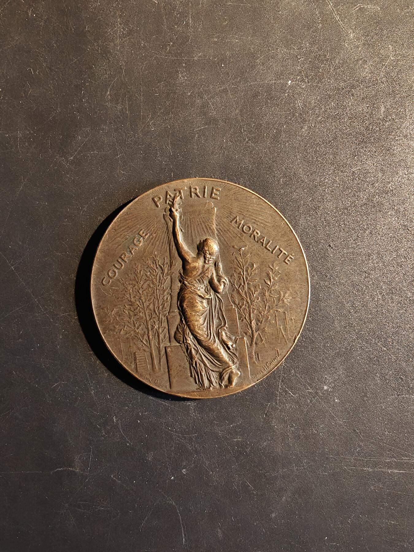 老王徽章第167期 法国体操联盟大铜章    阿尔菲•杜布瓦作品    直径58mm.    重量97.6g