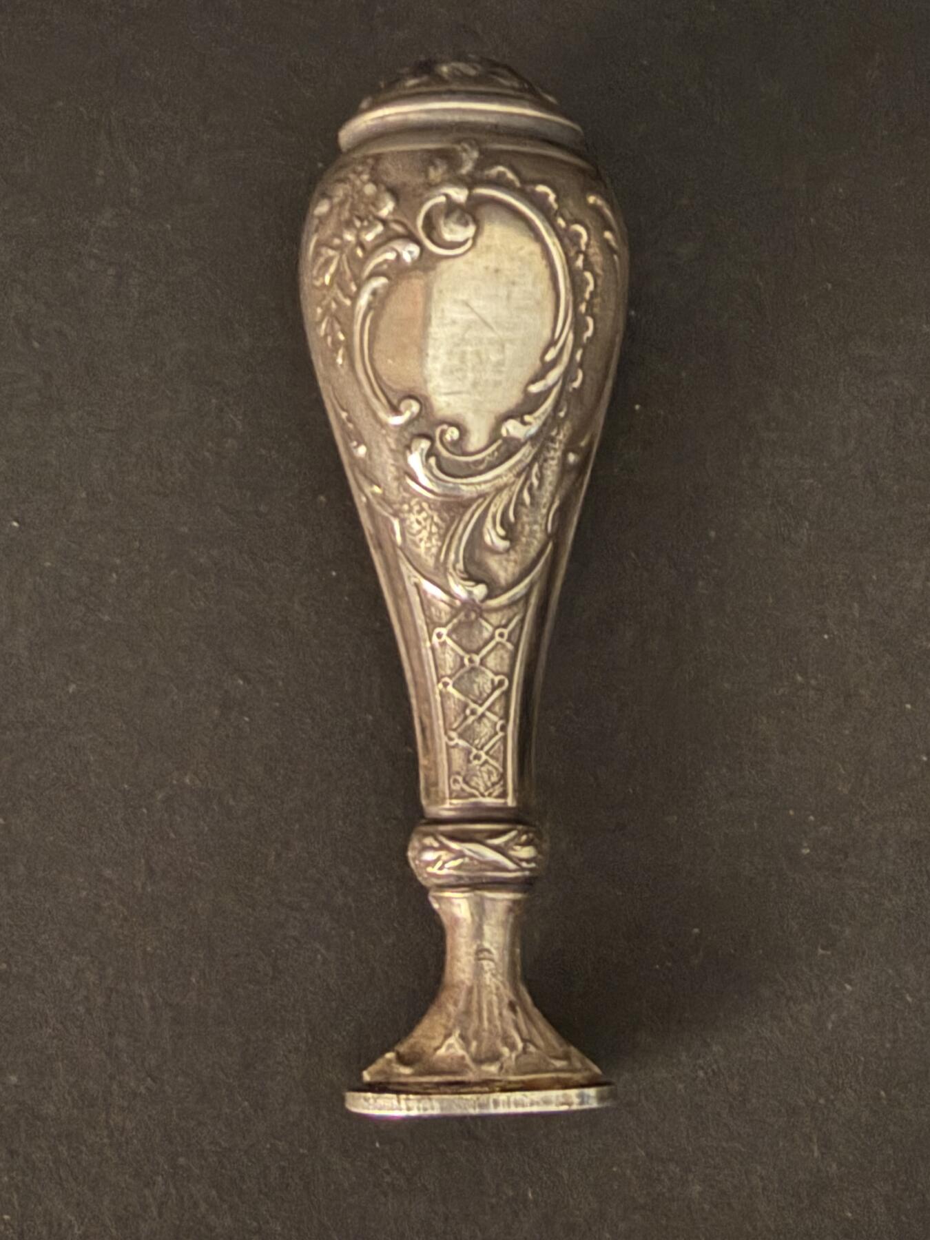 海外回流精品拍卖 法国回流纯银火漆印章与拆信刀套装 火漆印章尺寸：刀长约7.2cm，重18.5cm；拆信刀尺寸：12.6cm，20g。 雕花工艺精美。