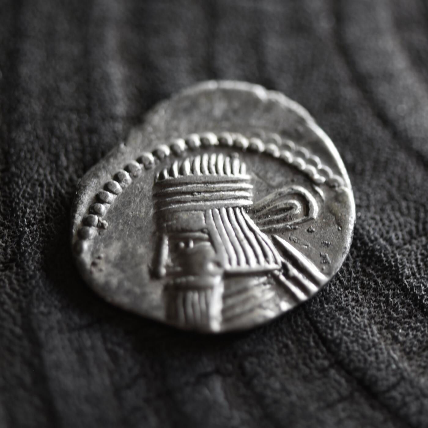 【良泉】【2025年最后一场】12月18日晚19.30点开拍！188组【直播场】西方古代钱币、丝路杂项、印章！ 【美品】公元10-38年【古波斯】帕提亚（安息）阿塔巴努斯二世，一德拉克马银币，3.7克