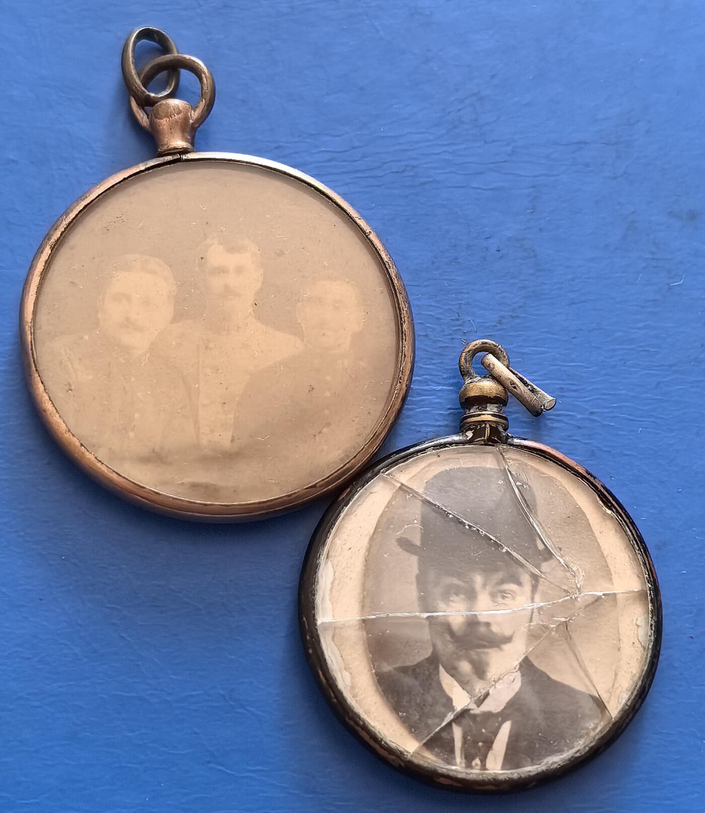 外国优质老铜币银币，周六九点倒数截拍，满百包邮，可寄存半年，喜欢朋友微信扫描二维码可直接参拍 欧洲人物吊坠2枚