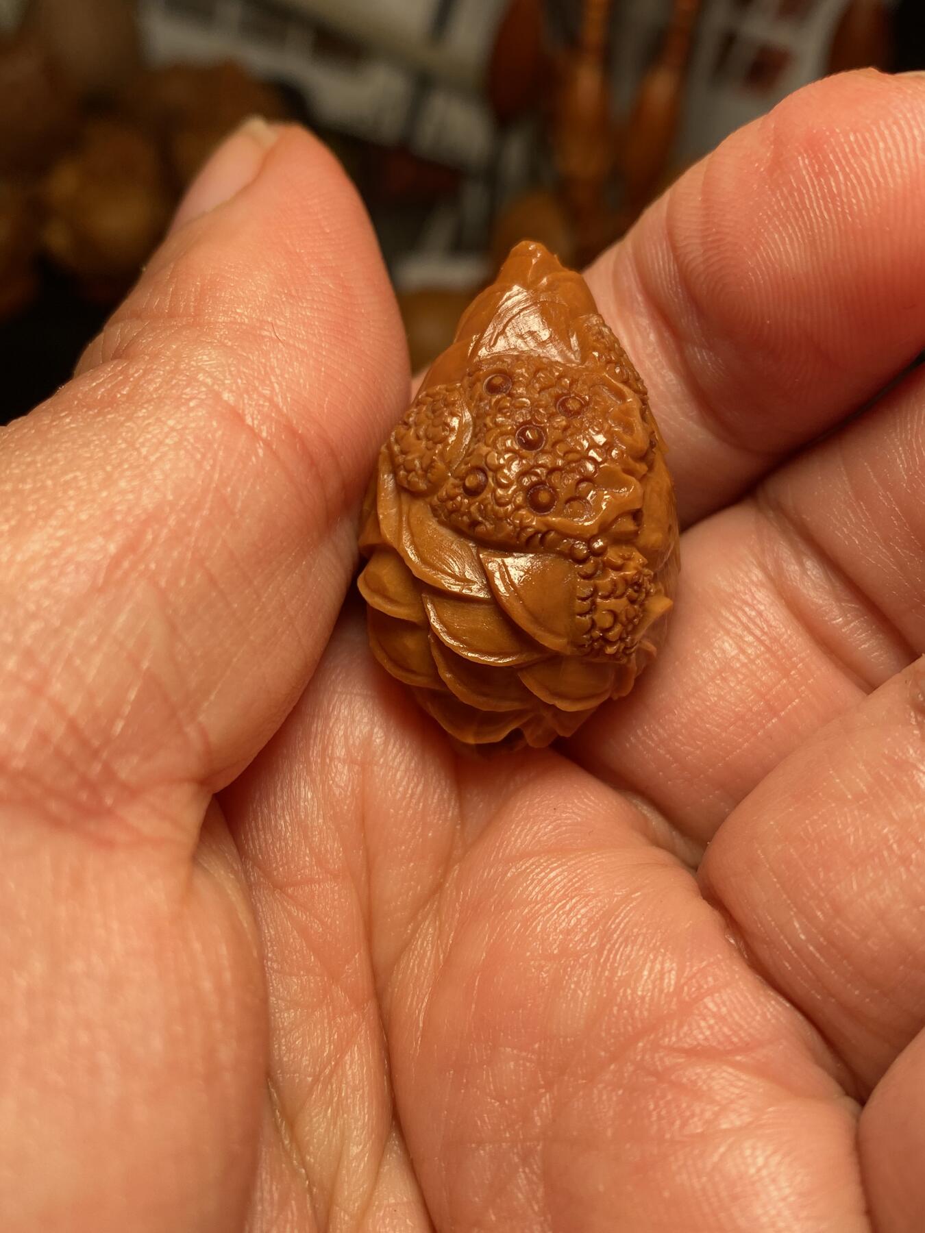 中国非物质文化遗产，苏工核雕 福利苏工核雕，纯手工雕刻，老苏工好运连连，招财进宝，金蟾，个性十足，等待有缘人，市场无同款，尺寸2。15x3.3喜欢的来