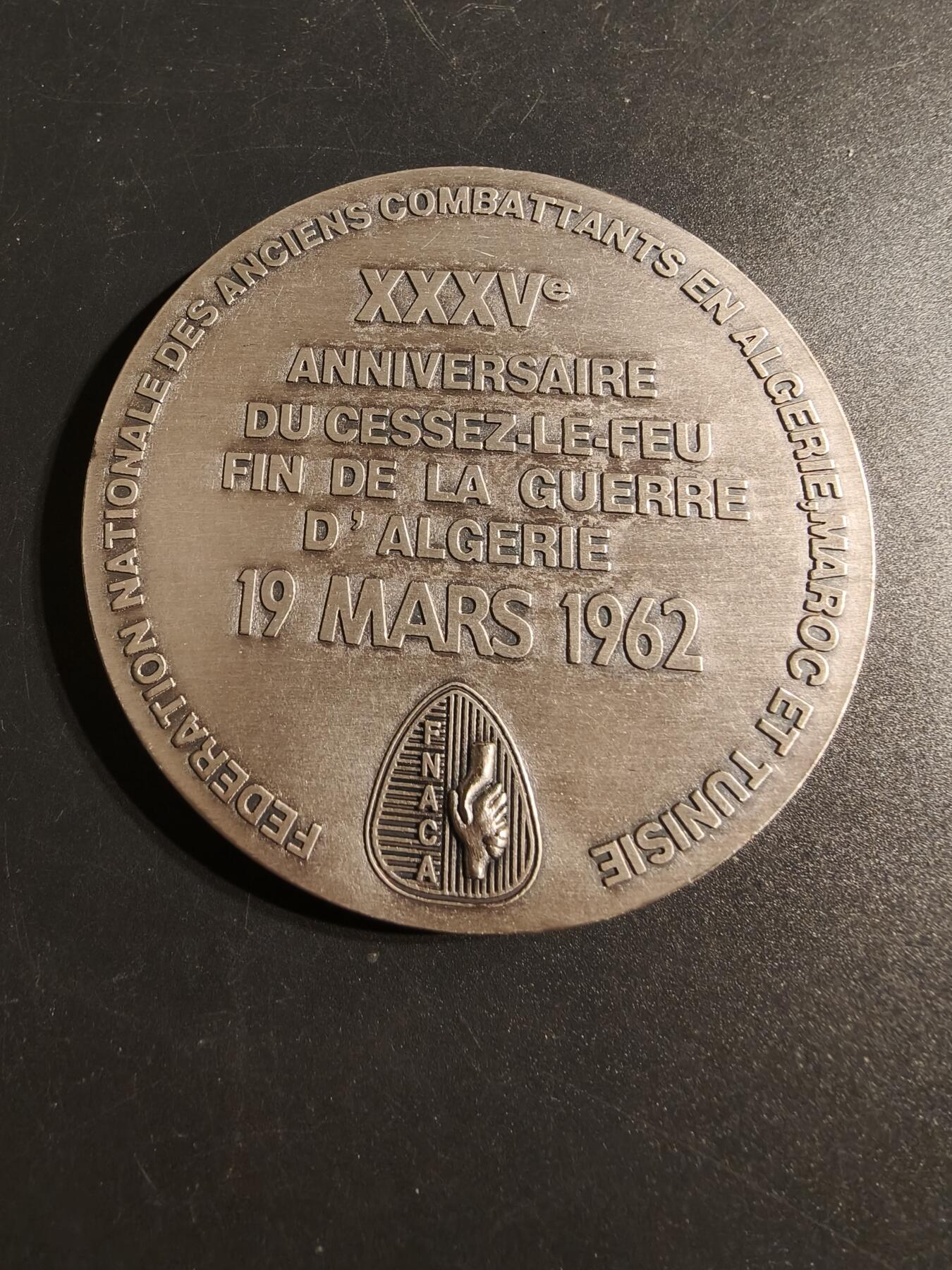 老王徽章第167期 法国全国退伍老兵协会阿尔及利亚战争停火35周年纪念章     原盒      直径78mm.    重量191.5g