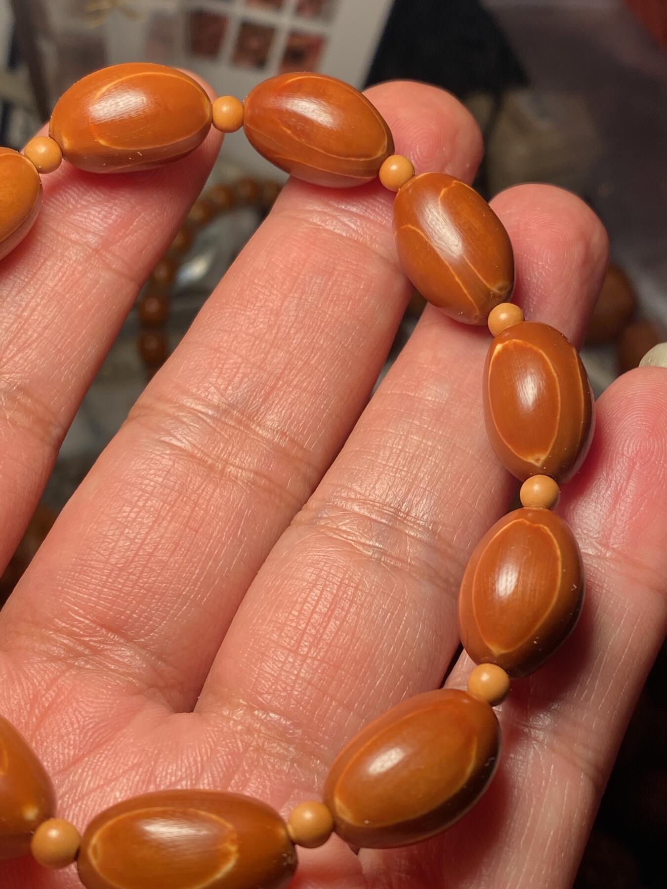 中国非物质文化遗产，苏工核雕 福利苏工核雕，小铁核小椭圆手串，等待有缘人，市场少见尺寸1。1x1.7左右喜欢的来