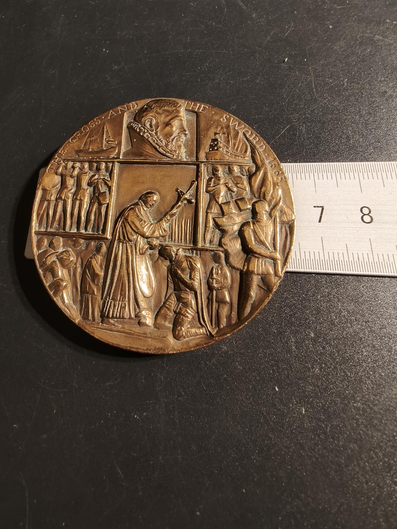 老王徽章第167期 美国佛罗里达州圣奥古斯丁市建立400周年大铜章     高浮雕     正面描绘了传教士和士兵到达的场景     直径64mm.    重量180g