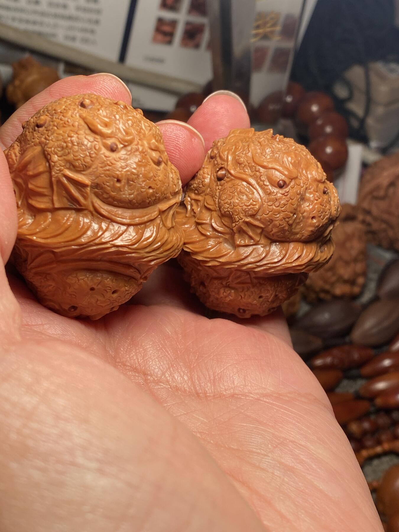 中国非物质文化遗产，苏工核雕 福利苏工核桃雕纯手工雕刻，老苏工招财进宝，蛤蟆，个性十足，表情丰富，等待有缘人，市场无同款，尺寸4。3喜欢的来