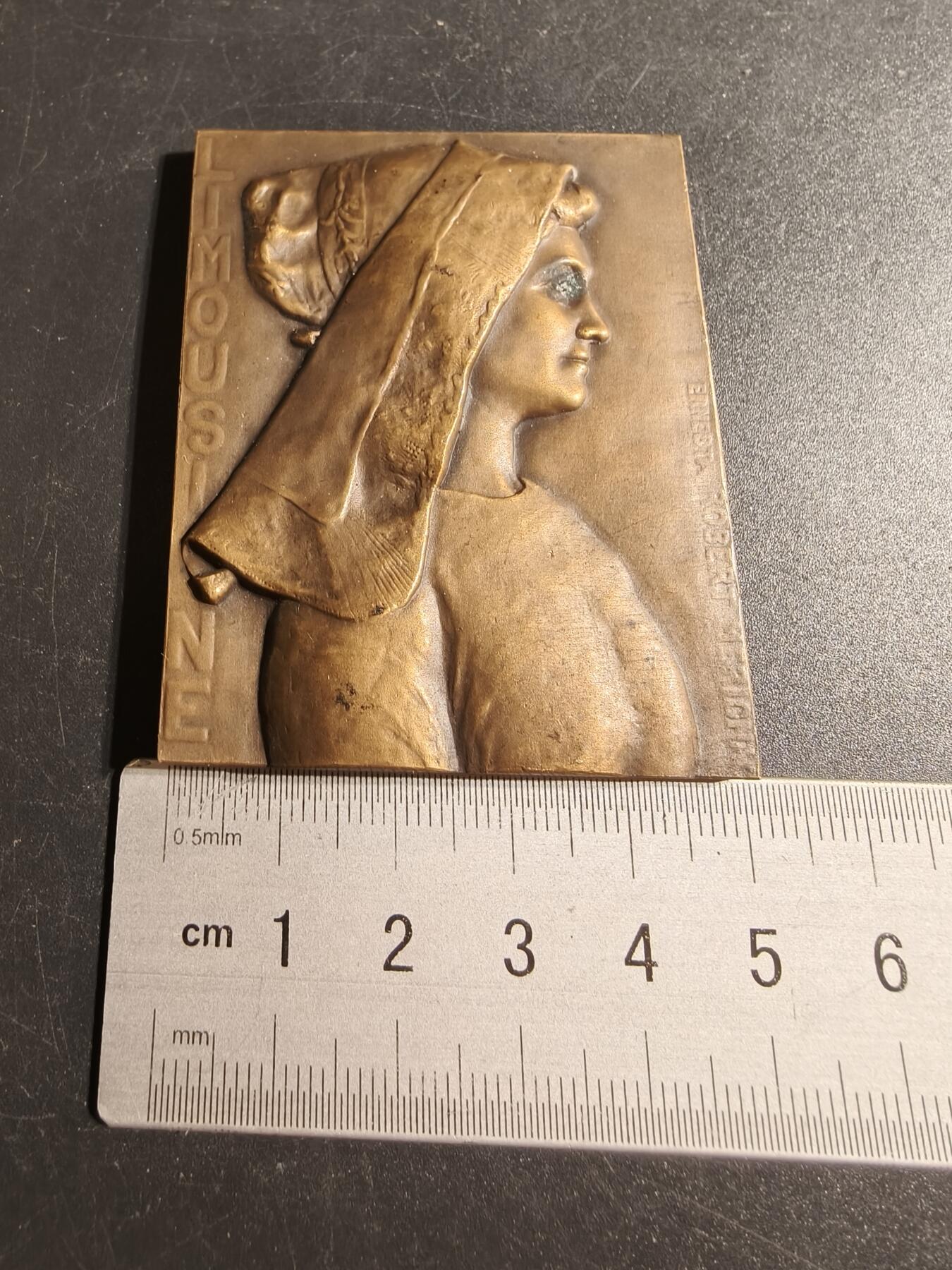 老王徽章第167期 法国利摩日传统女性方形大铜章     高浮雕     尺寸64×48mm.    重量124.5g