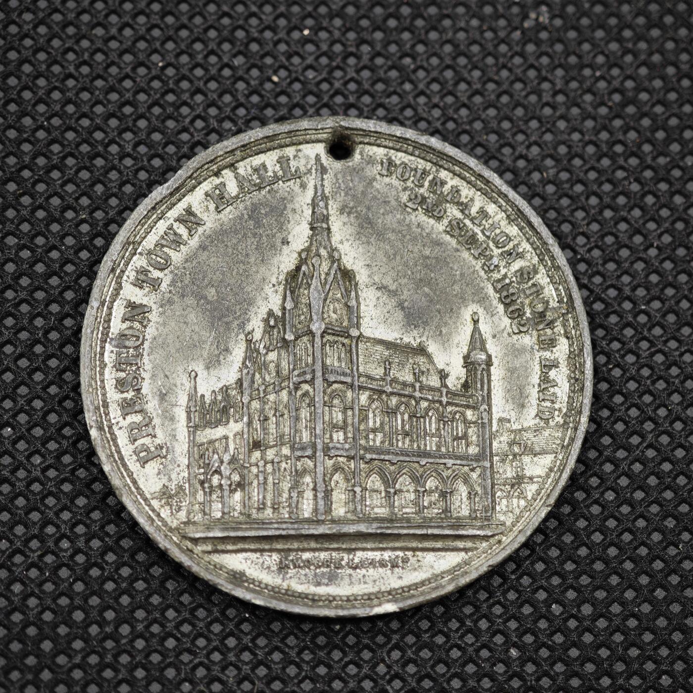 【淘币小摊】限时拍第八百一十六拍  纪念章场  满百包邮可预留两周  周一统一发货   英国1862年普利斯通教堂纪念章直径40mm