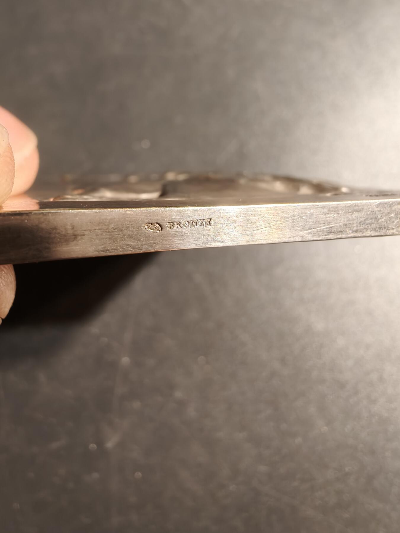 老王徽章第167期 法国方形银婚镀银大铜章     大尺寸     尺寸70×67mm.    重量158g