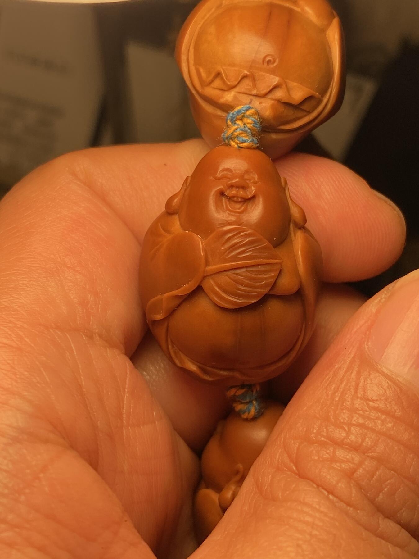 中国非物质文化遗产，苏工核雕 福利苏工核雕，纯手工雕刻，老苏工八宝弥勒，大尺寸，核质红，等待有缘人，市场无同款，尺寸2。3x2.9喜欢的来