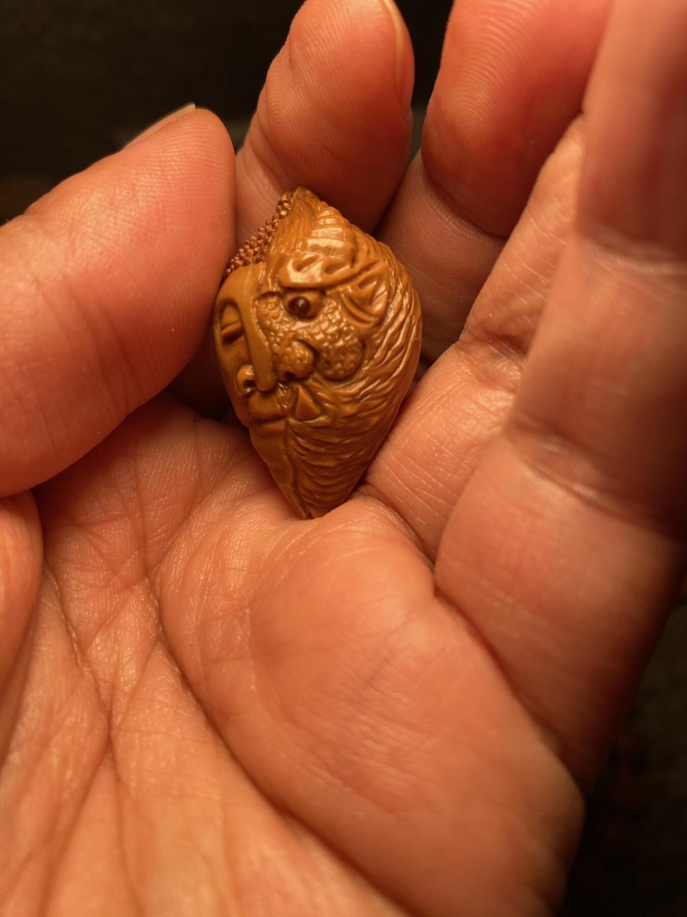 中国非物质文化遗产，苏工核雕 福利苏工核雕，纯手工雕刻，老苏工一念佛魔，个性十足，等待有缘人尺寸2。29x3.55喜欢的来