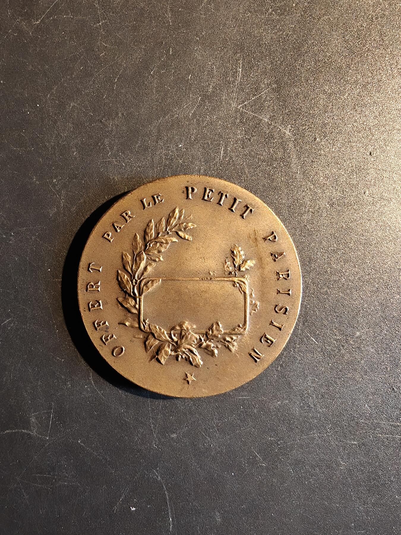 老王徽章第167期 法国“小巴黎人报”长跑竞赛大铜章     直径44mm.    重量46.9g