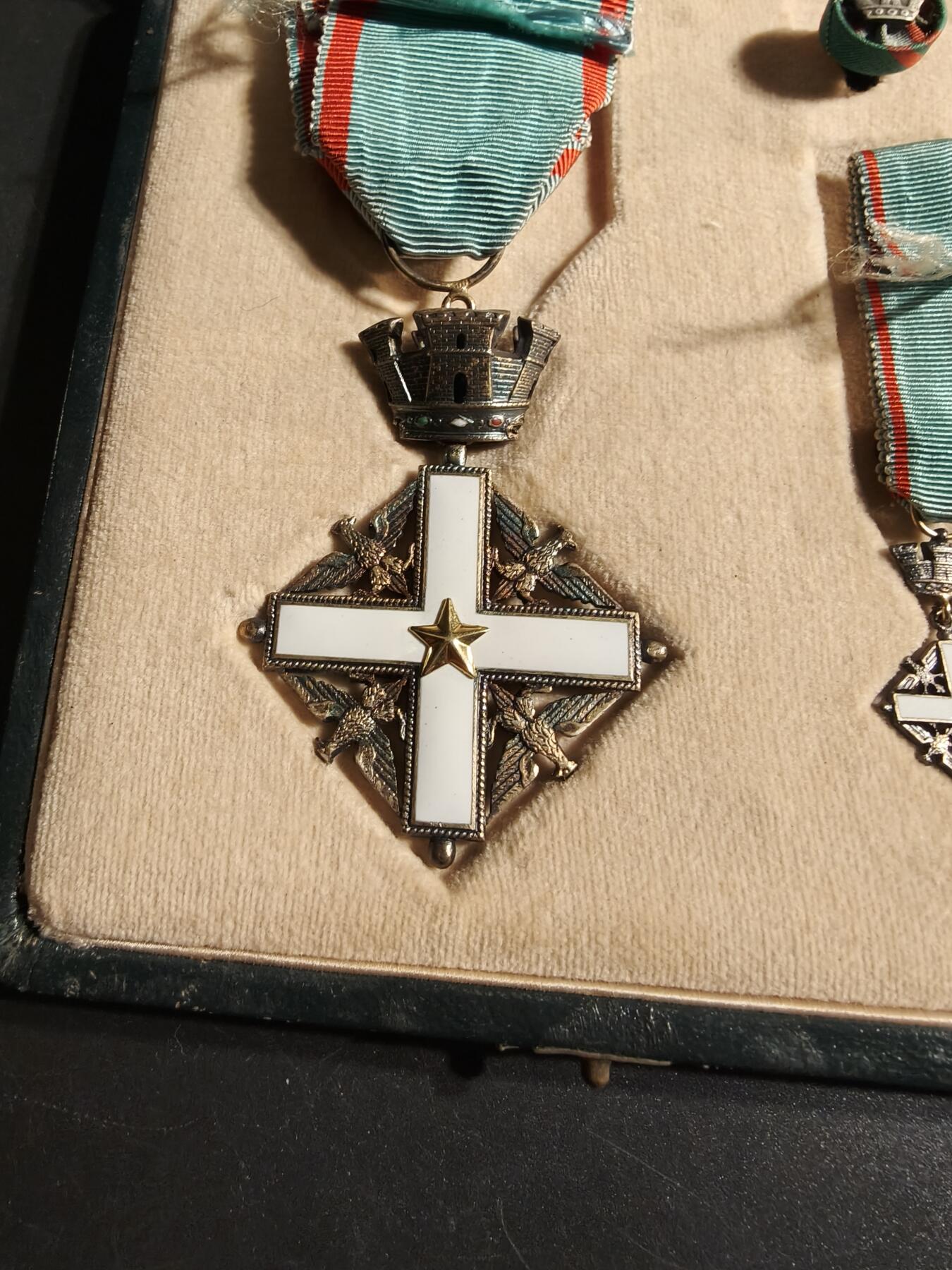 老王徽章第167期 意大利军官级共和国功勋勋章   银质镀金珐琅    原盒带略和迷你章   大全套