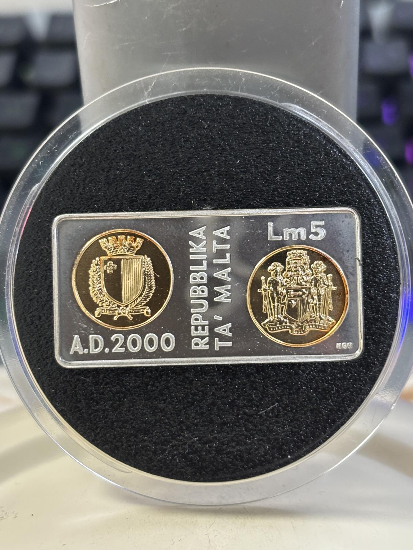 第184期拍卖 马耳他2000年千禧年系列长方形镶嵌币中币纪念银币，925银，15克，发行15000枚，有氧化