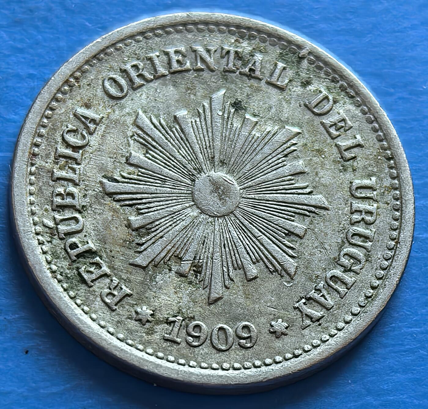 外国优质老铜币银币，周六九点倒数截拍，满百包邮，可寄存半年，喜欢朋友微信扫描二维码可直接参拍 乌拉圭1909年1分