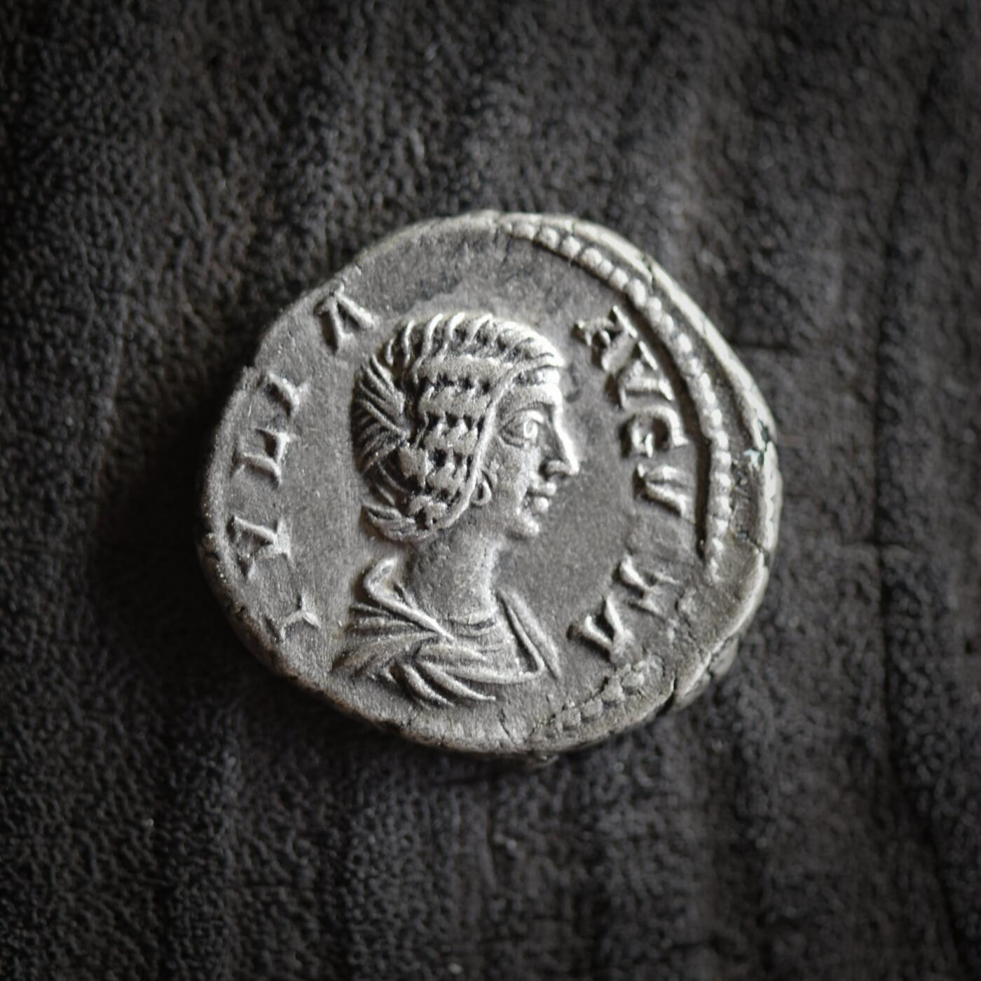 【良泉】【2025年最后一场】12月18日晚19.30点开拍！188组【直播场】西方古代钱币、丝路杂项、印章！ 公元211-217年【古罗马】暴君卡拉卡拉为其母亲尤利娅·多姆娜打制“幸运女神”第纳尔银币，3.22克