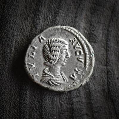 【良泉】【2025年最后一场】12月18日晚19.30点开拍！188组【直播场】西方古代钱币、丝路杂项、印章！ - 公元211-217年【古罗马】暴君卡拉卡拉为其母亲尤利娅·多姆娜打制“幸运女神”第纳尔银币，3.22克