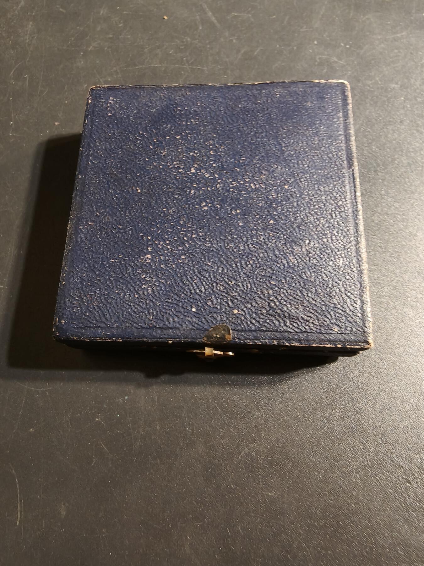 老王徽章第167期 法国朗贝尔萨工人花园协会大铜章    原盒    小天使形象    直径41mm.   重量35.3g