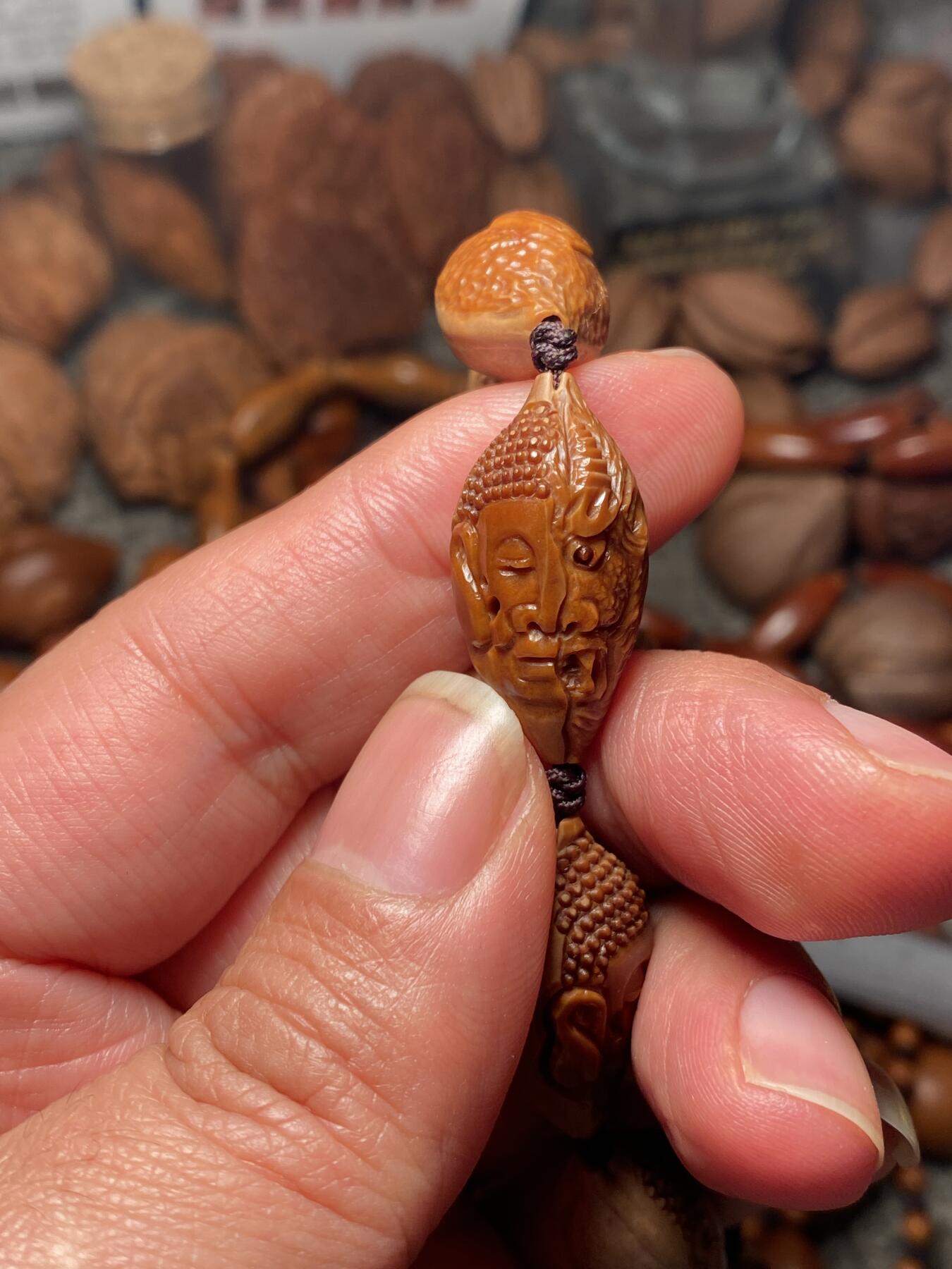 中国非物质文化遗产，苏工核雕 福利苏工核雕，纯手工雕刻，老苏工20年老核一念之间，个性十足，等待有缘人尺寸1。4x2.75喜欢的来