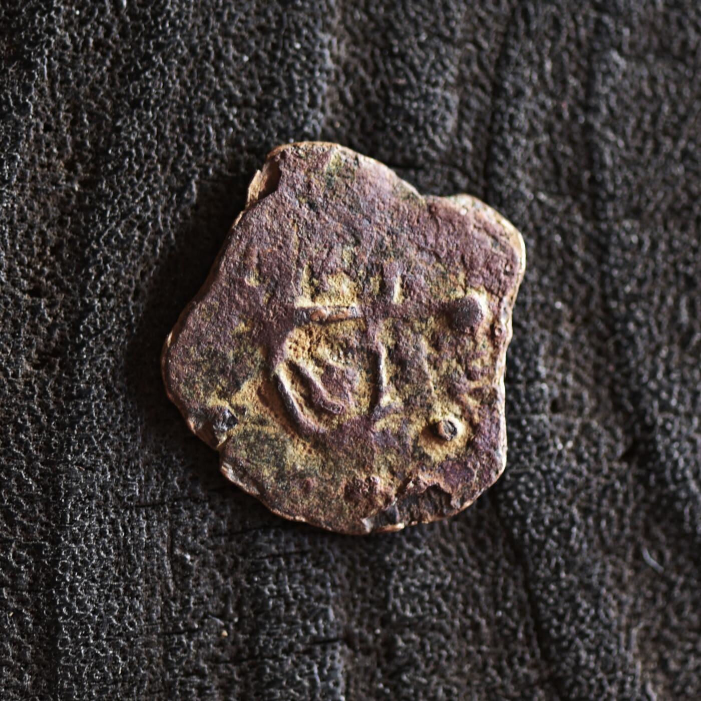 【良泉】【2025年最后一场】12月18日晚19.30点开拍！188组【直播场】西方古代钱币、丝路杂项、印章！ 公元 195-230年【古印度】巴克特里亚地区的柔然人模仿贵霜钱币样式打制的小铜币，0.95克