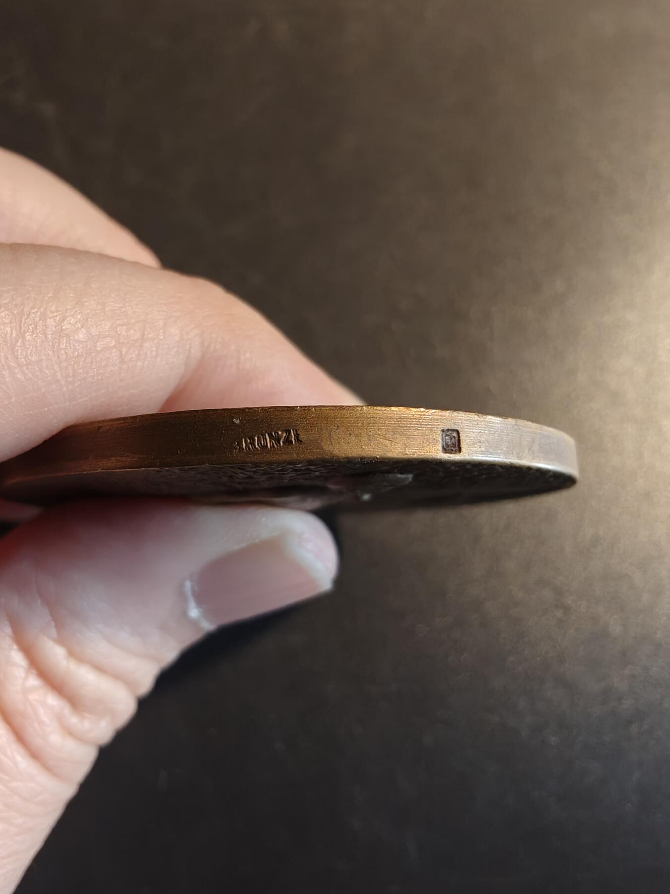 老王徽章第167期 法国“小巴黎人报”长跑竞赛大铜章     直径44mm.    重量46.9g