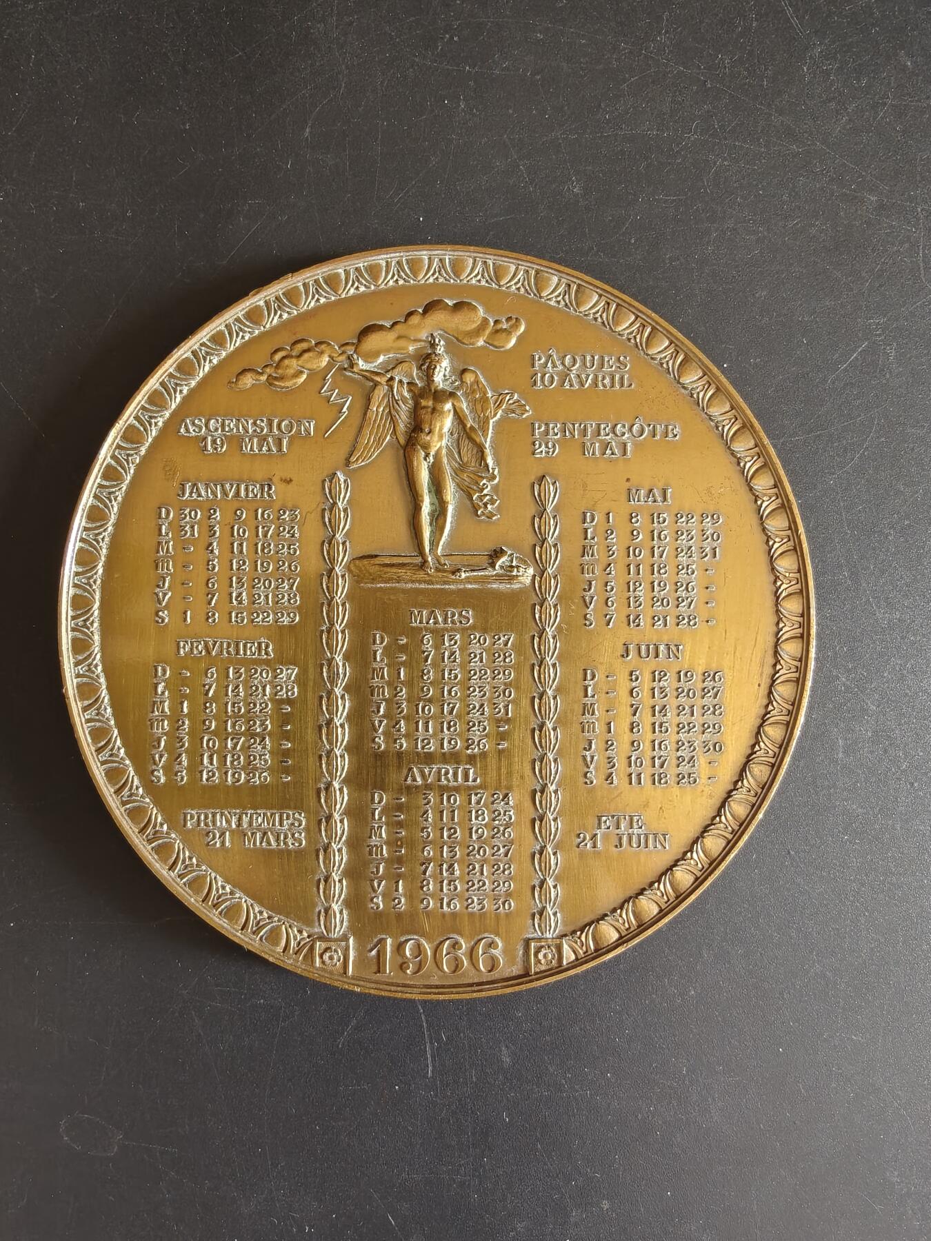 老王徽章第167期 法国1966年年历大铜章     直径94mm    重量347.8g