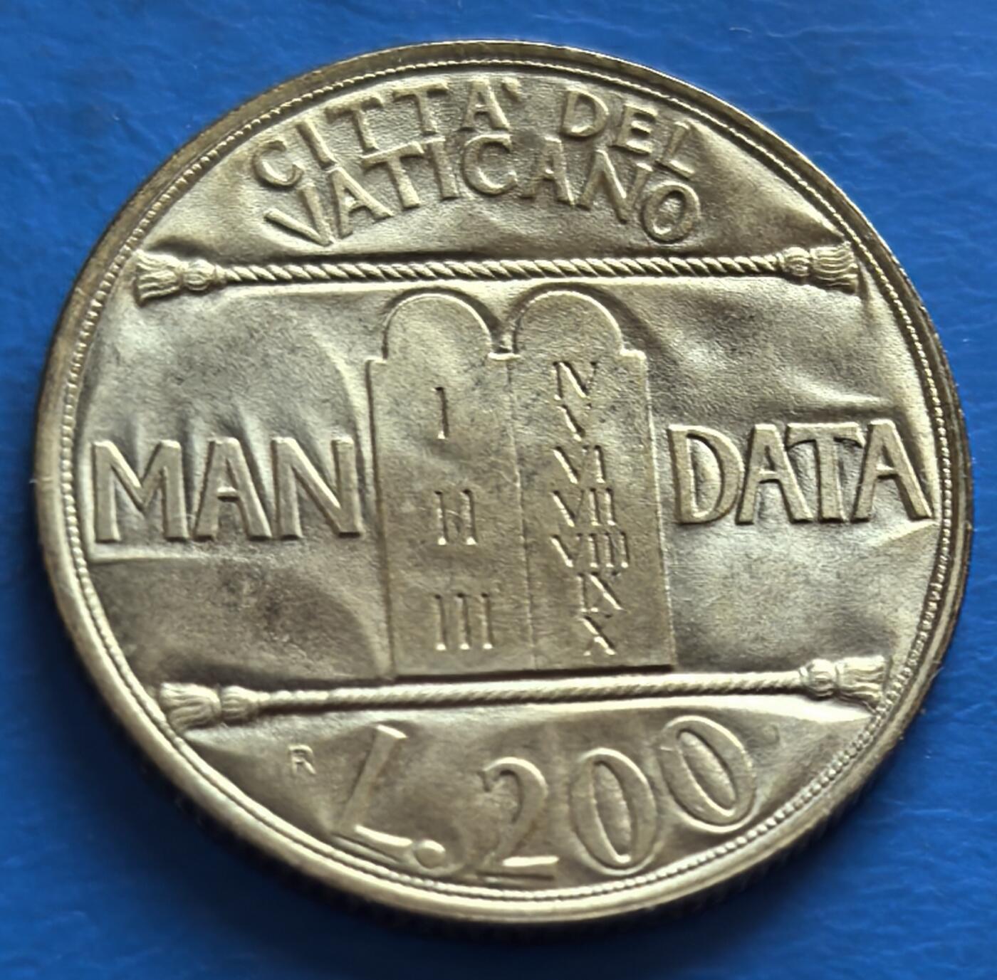 外国优质老铜币银币，周六九点倒数截拍，满百包邮，可寄存半年，喜欢朋友微信扫描二维码可直接参拍 梵蒂冈200里拉