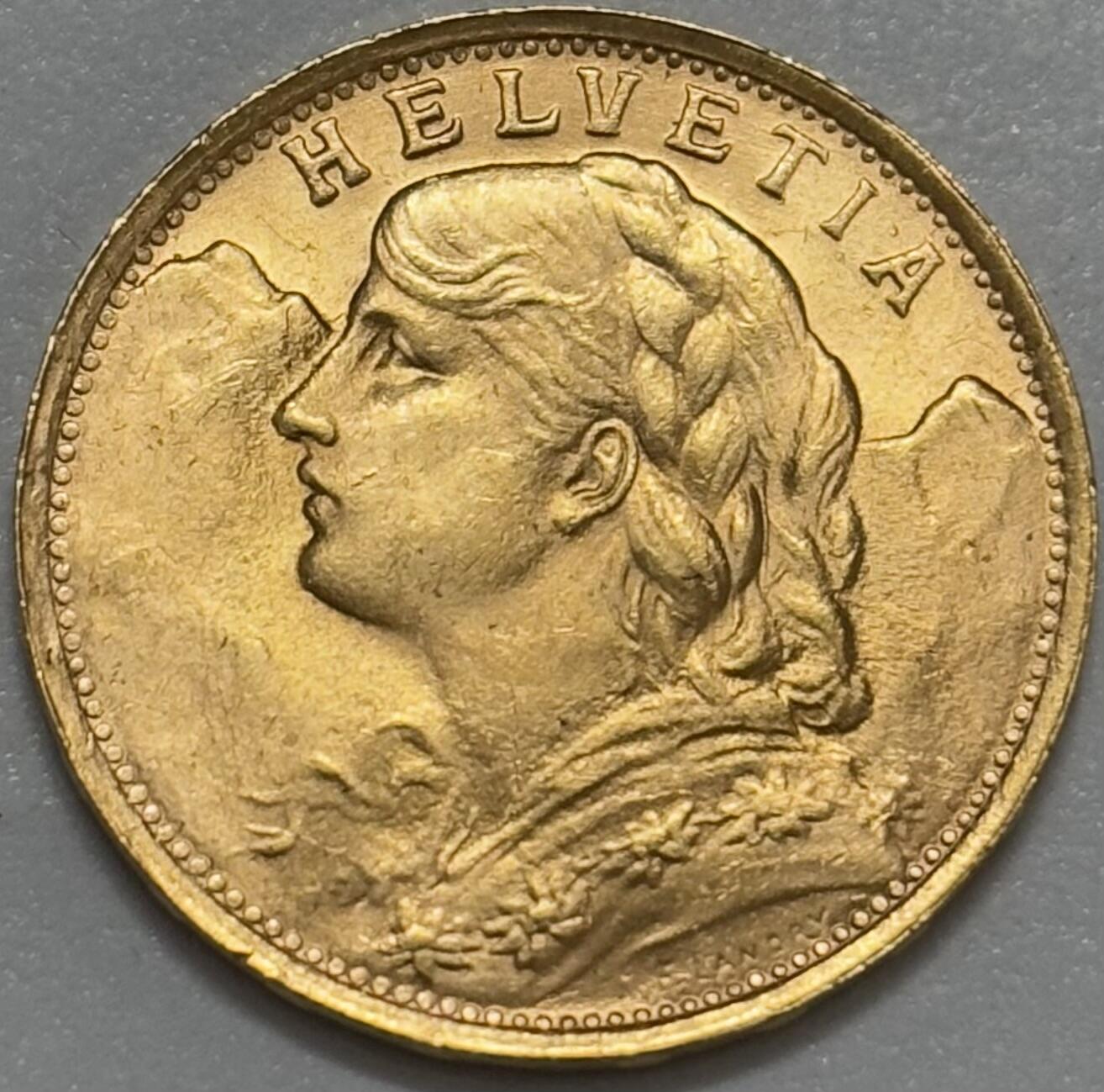 文馨钱币收藏第 283 场，【大雪鉴珍，寒英缀金】金银纪念币精品场，诚邀您的参与【长期接代拍品】 原光 1935 年瑞士雪山女神 20 法郎金币，重 6.4 克金 底板丝滑无比，金光闪闪，第二版关门版 B 厂，品相实属不易的投资收藏品