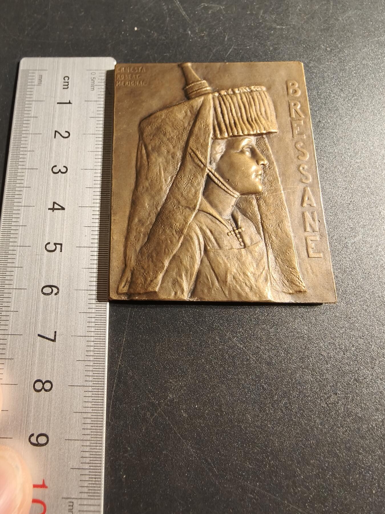 老王徽章第167期 法国勃艮第布莱斯传统女性方形大铜章     高浮雕     尺寸49×63mm.    重量106.7g