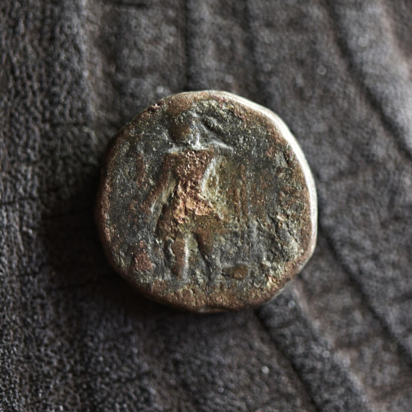 【良泉】【2025年最后一场】12月18日晚19.30点开拍！188组【直播场】西方古代钱币、丝路杂项、印章！ 佛教的三大护法王——迦腻色伽一世，公元128-158年【古印度】贵霜王朝，月神“玛奥”，一德拉克马铜币，4.68克