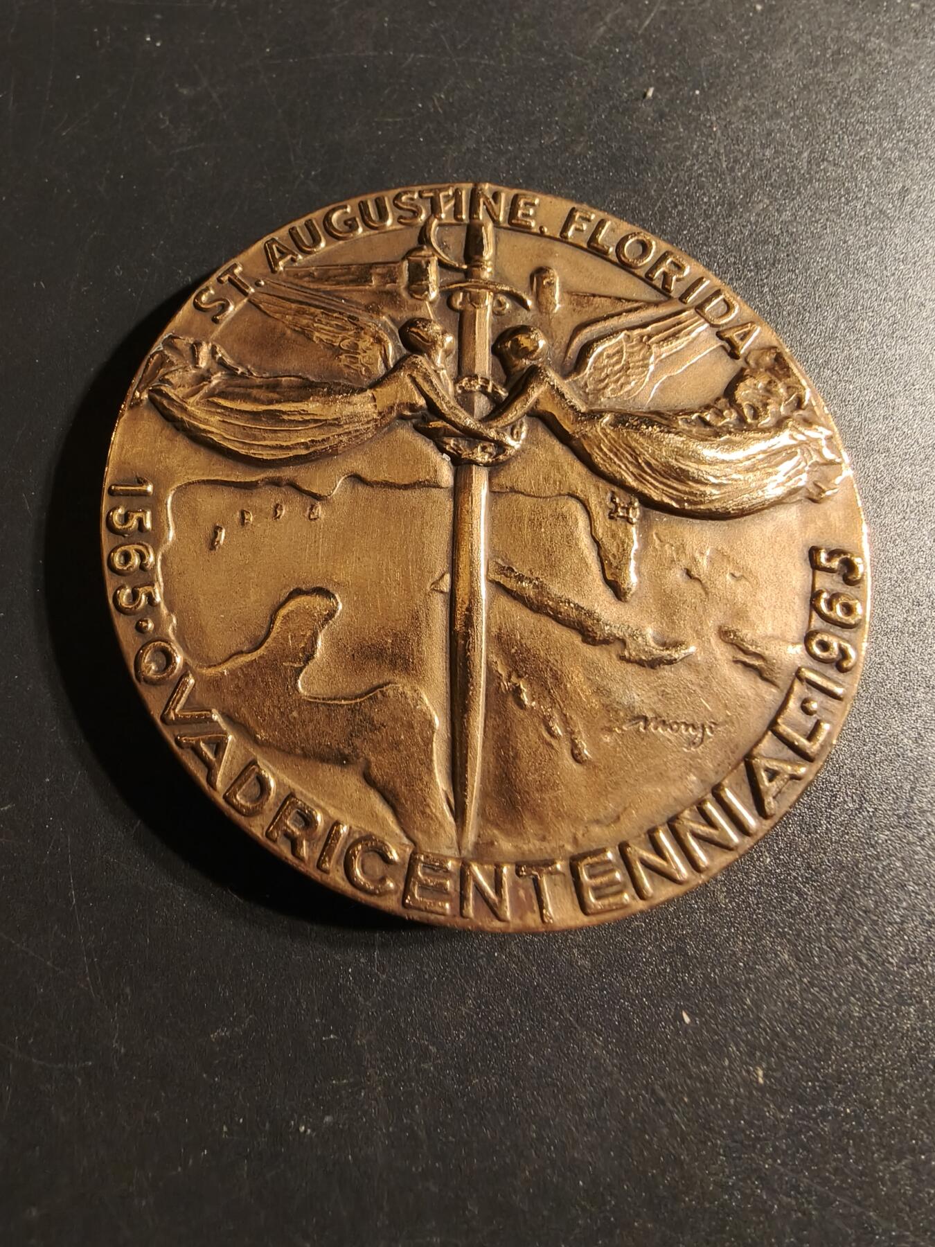 老王徽章第167期 美国佛罗里达州圣奥古斯丁市建立400周年大铜章     高浮雕     正面描绘了传教士和士兵到达的场景     直径64mm.    重量180g