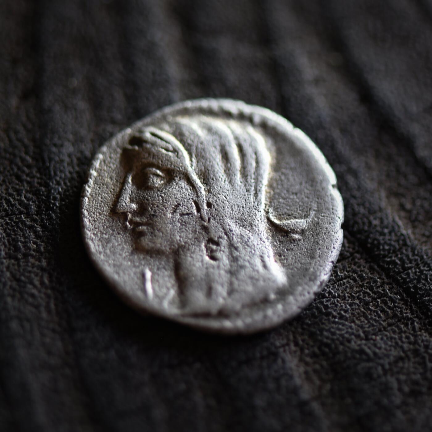 【良泉】【2025年最后一场】12月18日晚19.30点开拍！188组【直播场】西方古代钱币、丝路杂项、印章！ 【罕见】公元前63年【古罗马】共和时代，朗基努斯打制“选举”第纳尔银币，3.45克