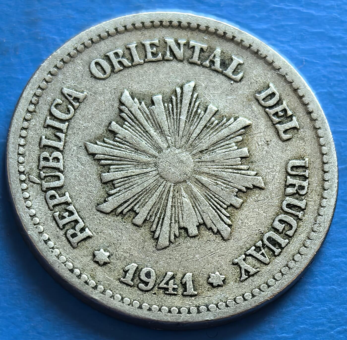 外国优质老铜币银币，周六九点倒数截拍，满百包邮，可寄存半年，喜欢朋友微信扫描二维码可直接参拍 乌拉圭1941年2分