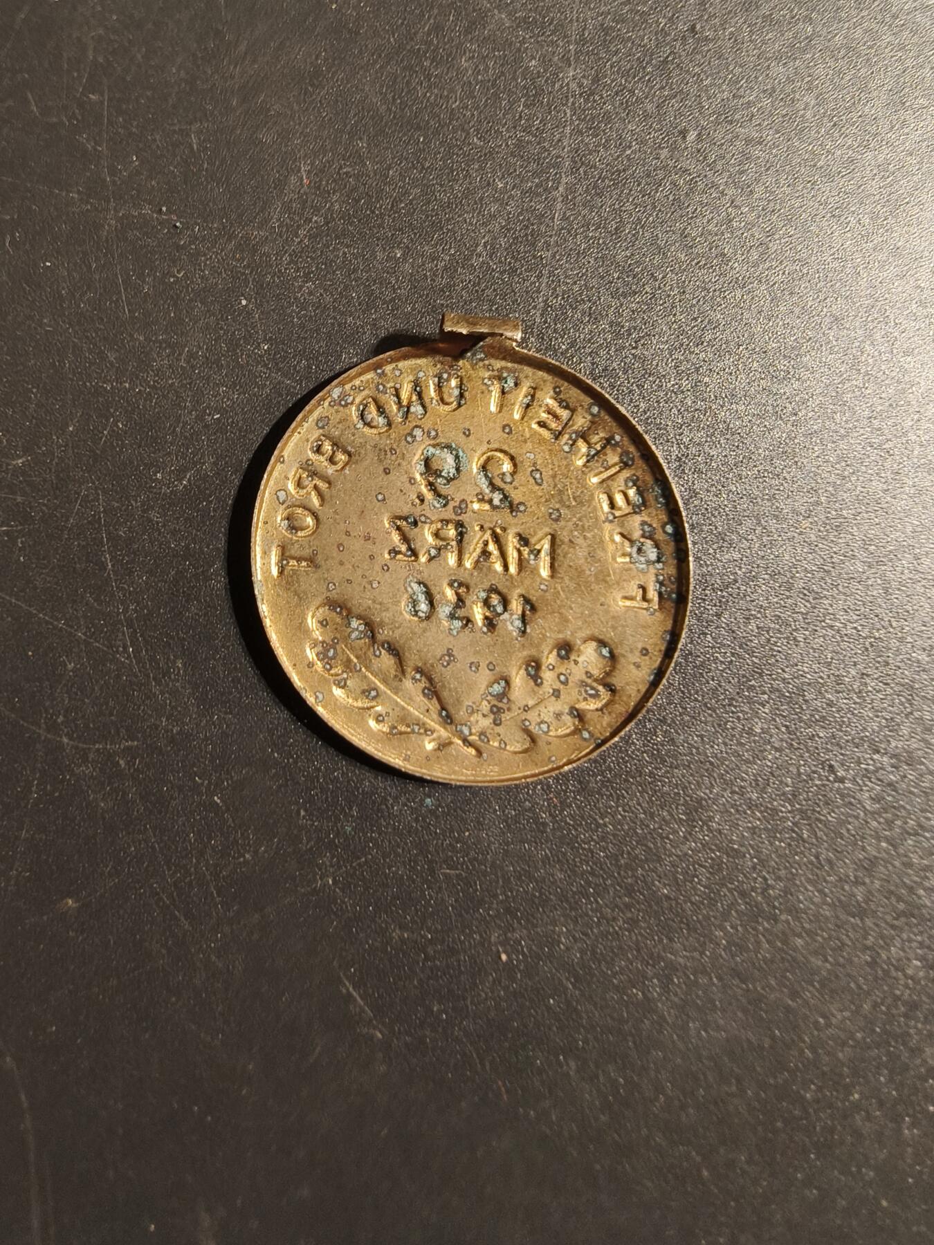 老王徽章第167期 德三1936“自由与面包”口号证章