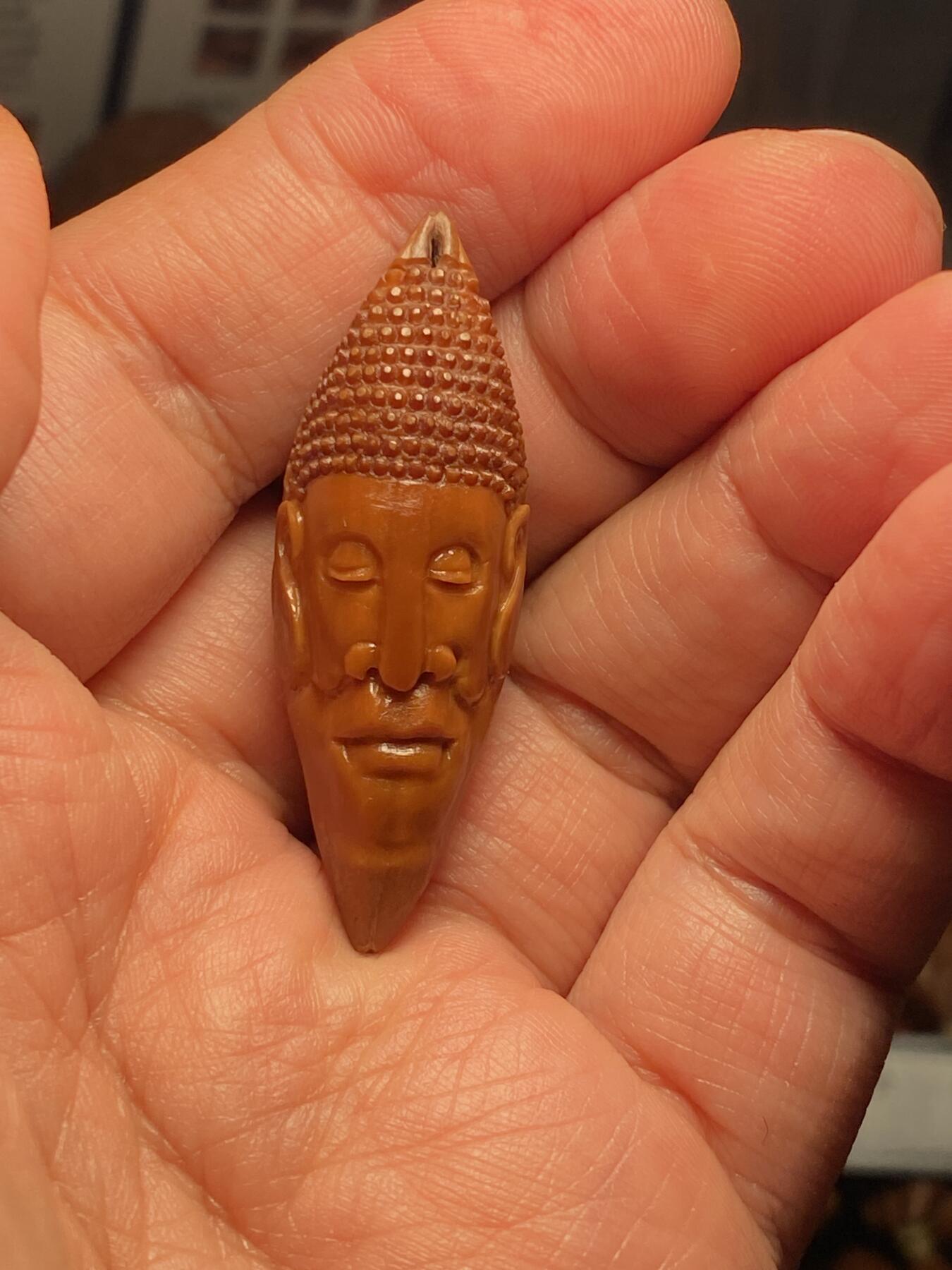 中国非物质文化遗产，苏工核雕 福利苏工核雕，纯手工雕刻，老苏工柳叶佛头，个性十足，等待有缘人尺寸1。6x4.7喜欢的来