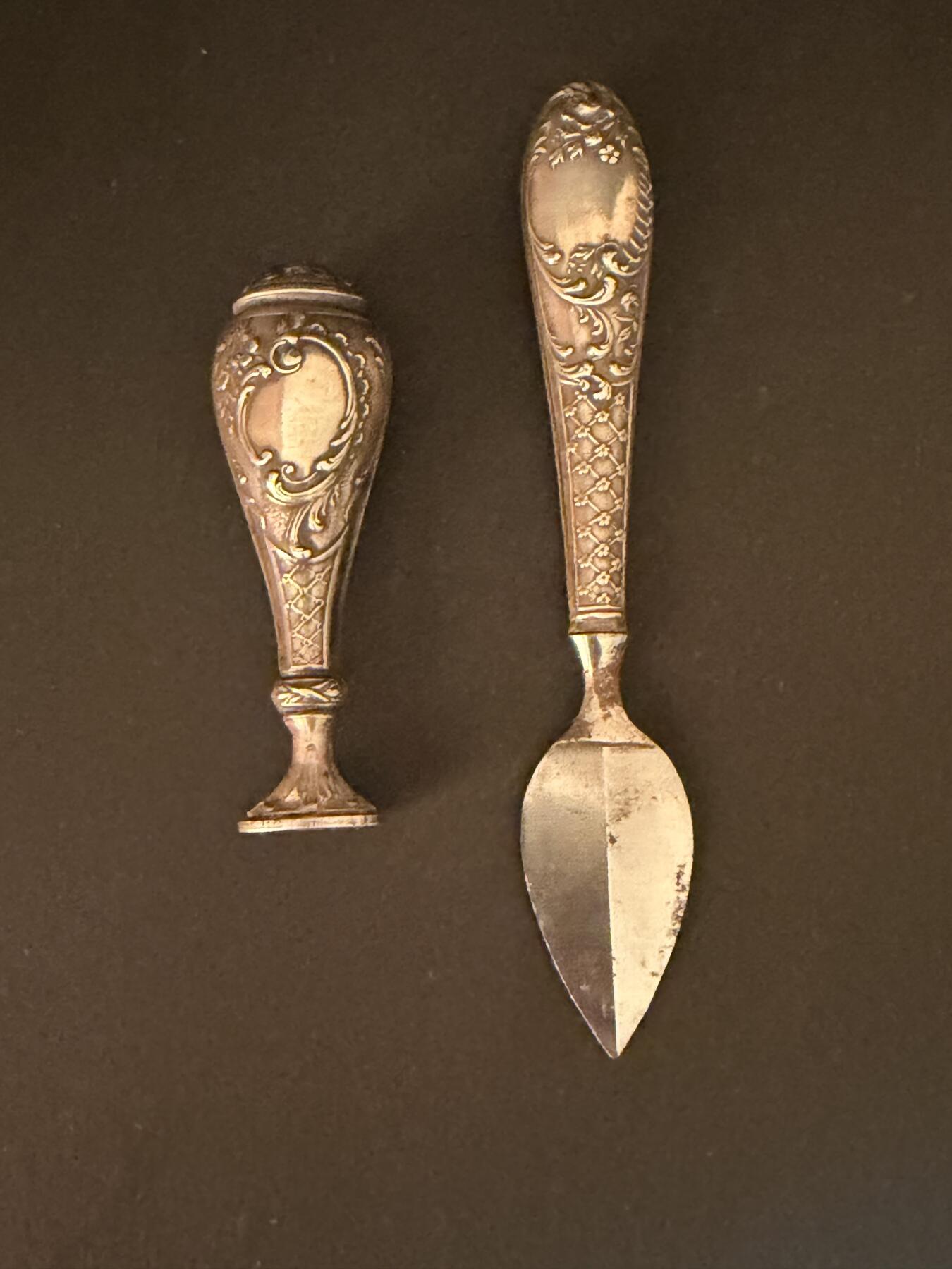 海外回流精品拍卖 法国回流纯银火漆印章与拆信刀套装 火漆印章尺寸：刀长约7.2cm，重18.5cm；拆信刀尺寸：12.6cm，20g。 雕花工艺精美。